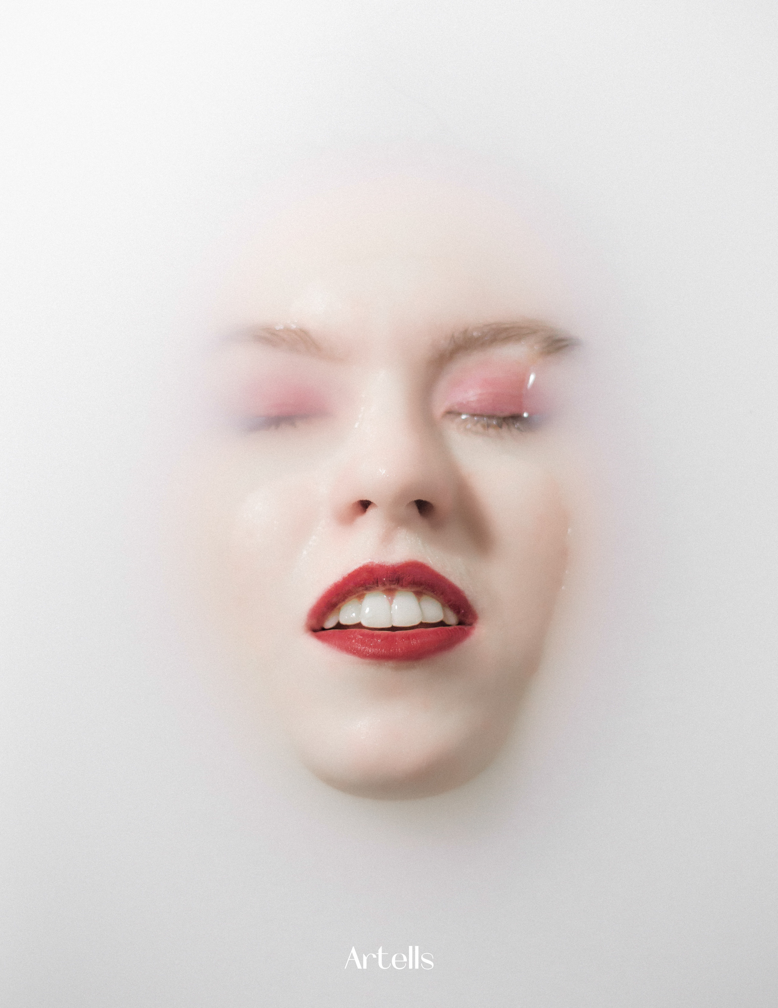 Макропортрет с деталями: креативная съемка глаз с блестками. Нестандартный ракурс, Москва. Арт-фотография крупным планом.