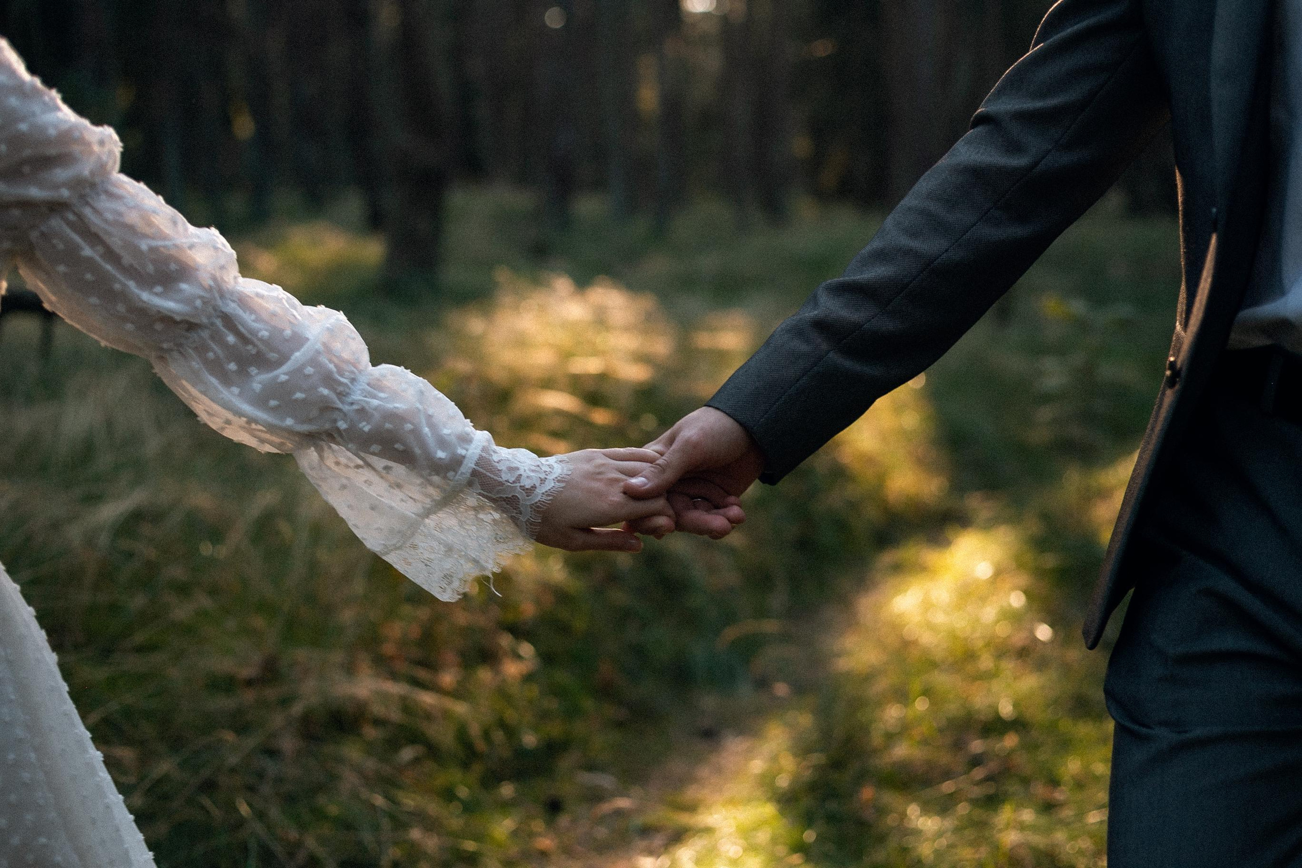 Выездная регистрация в усадьбе Царицыно. Москва. Торжественная церемония на фоне дворцовой архитектуры и парка.