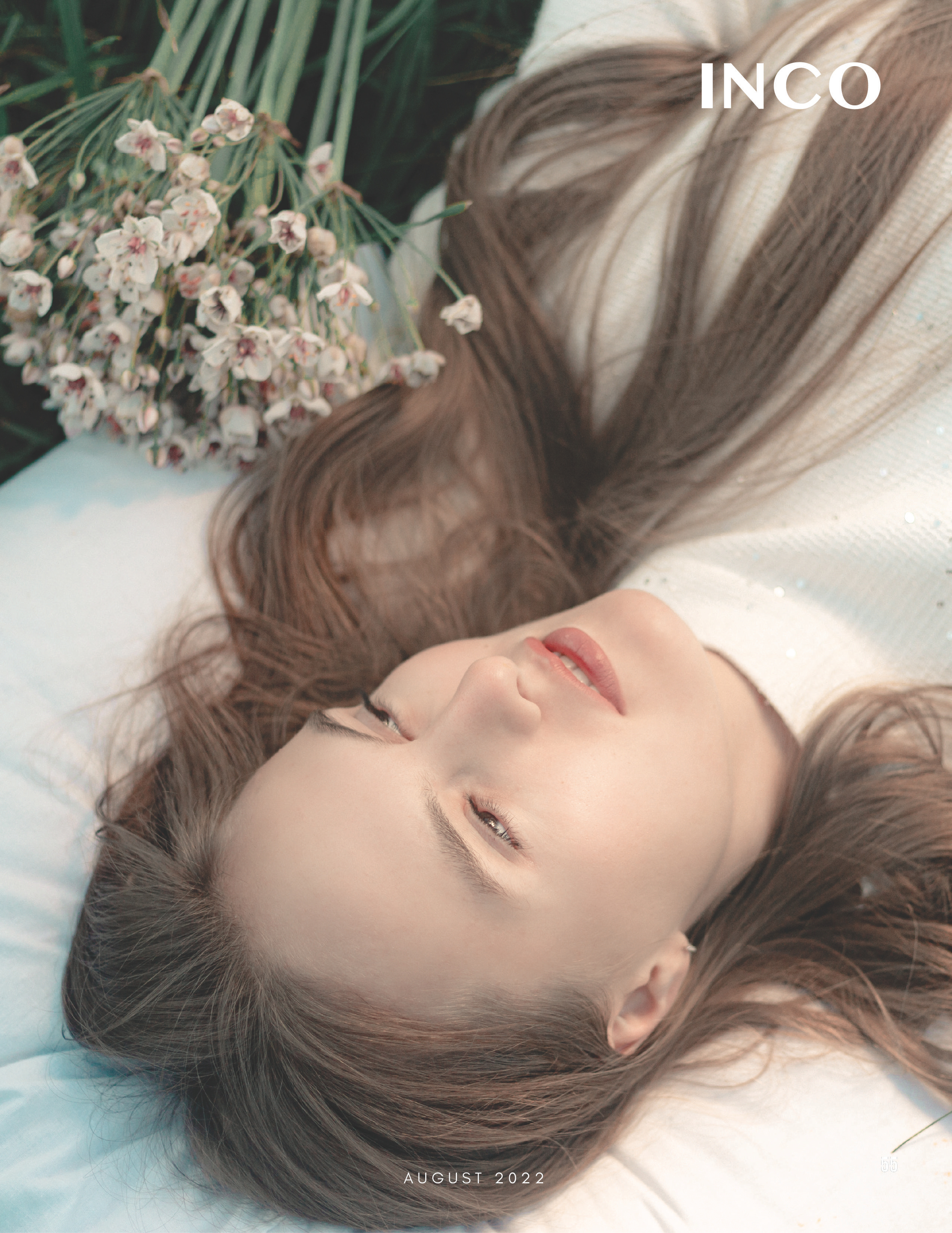 Портрет девушки в поле у Москвы. Лето, цветущий луг и воздушное платье. Съемка в стиле эйр и нежности.