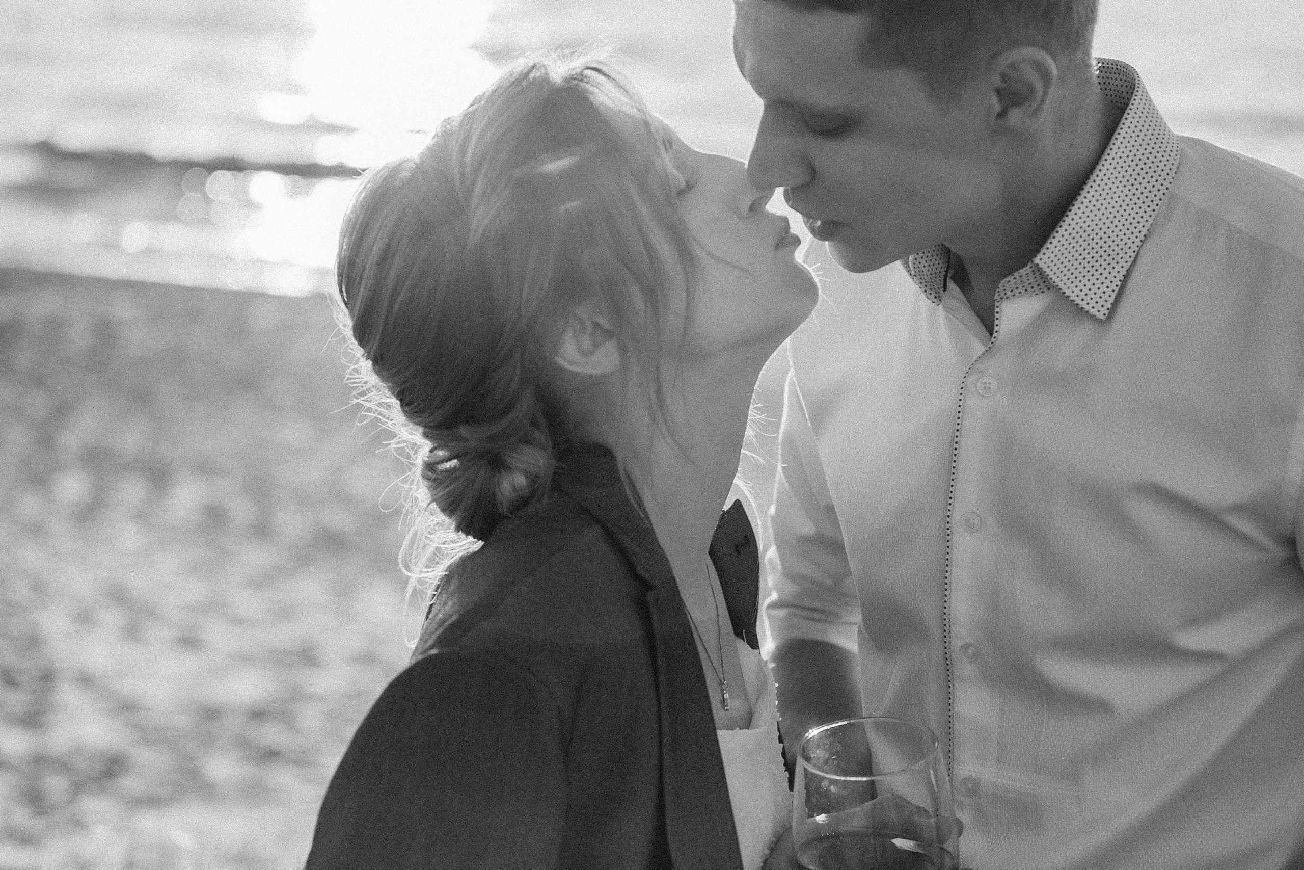 Свадьба при поддержке брендов в Москве. Фото с промо-зоной, детали с логотипами и интеграция рекламы в кадр.