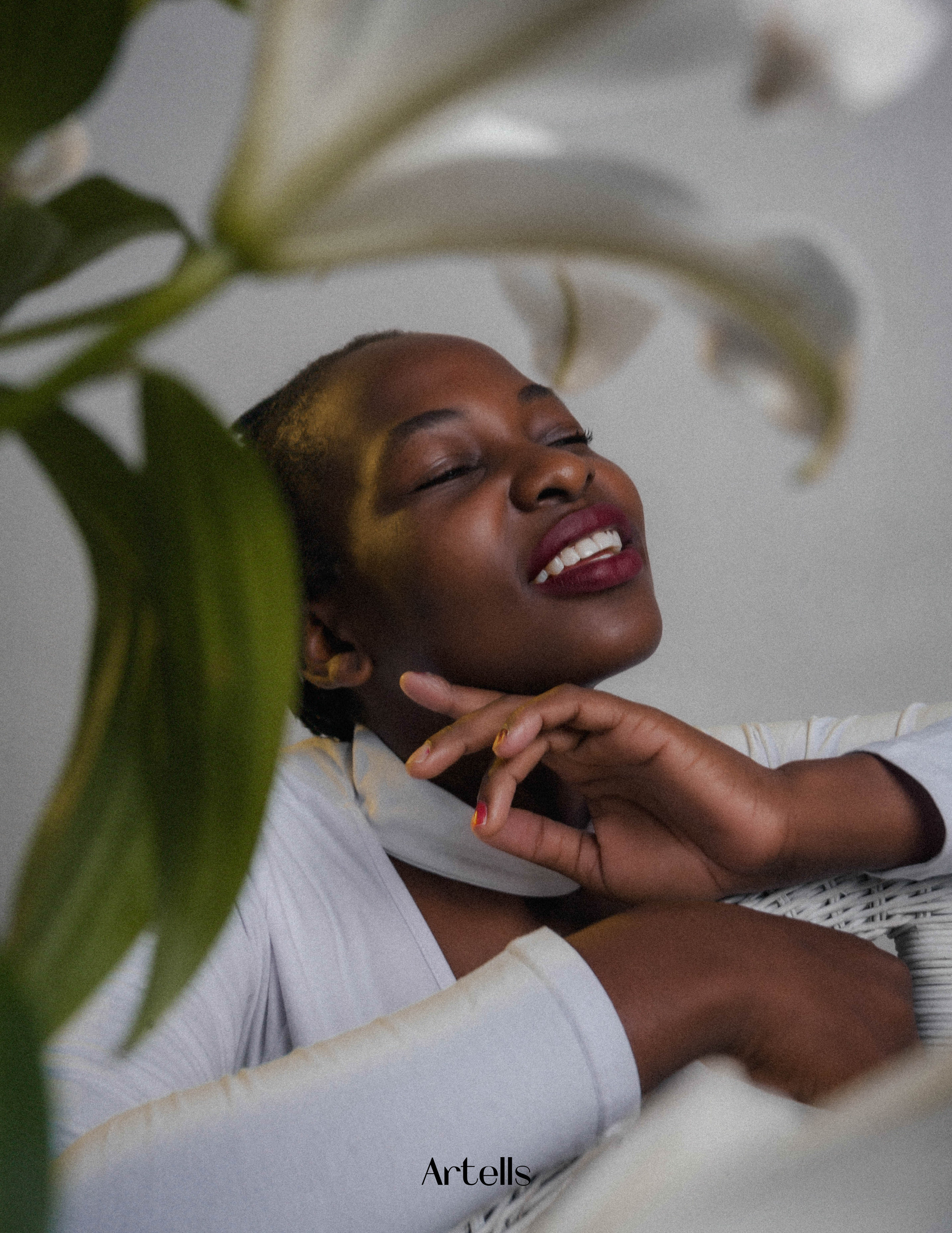 Бьюти-портрет женщины в студии Москвы. Крупный план, идеальная кожа, акцент на глаза и губы. Профессиональный макияж и свет.