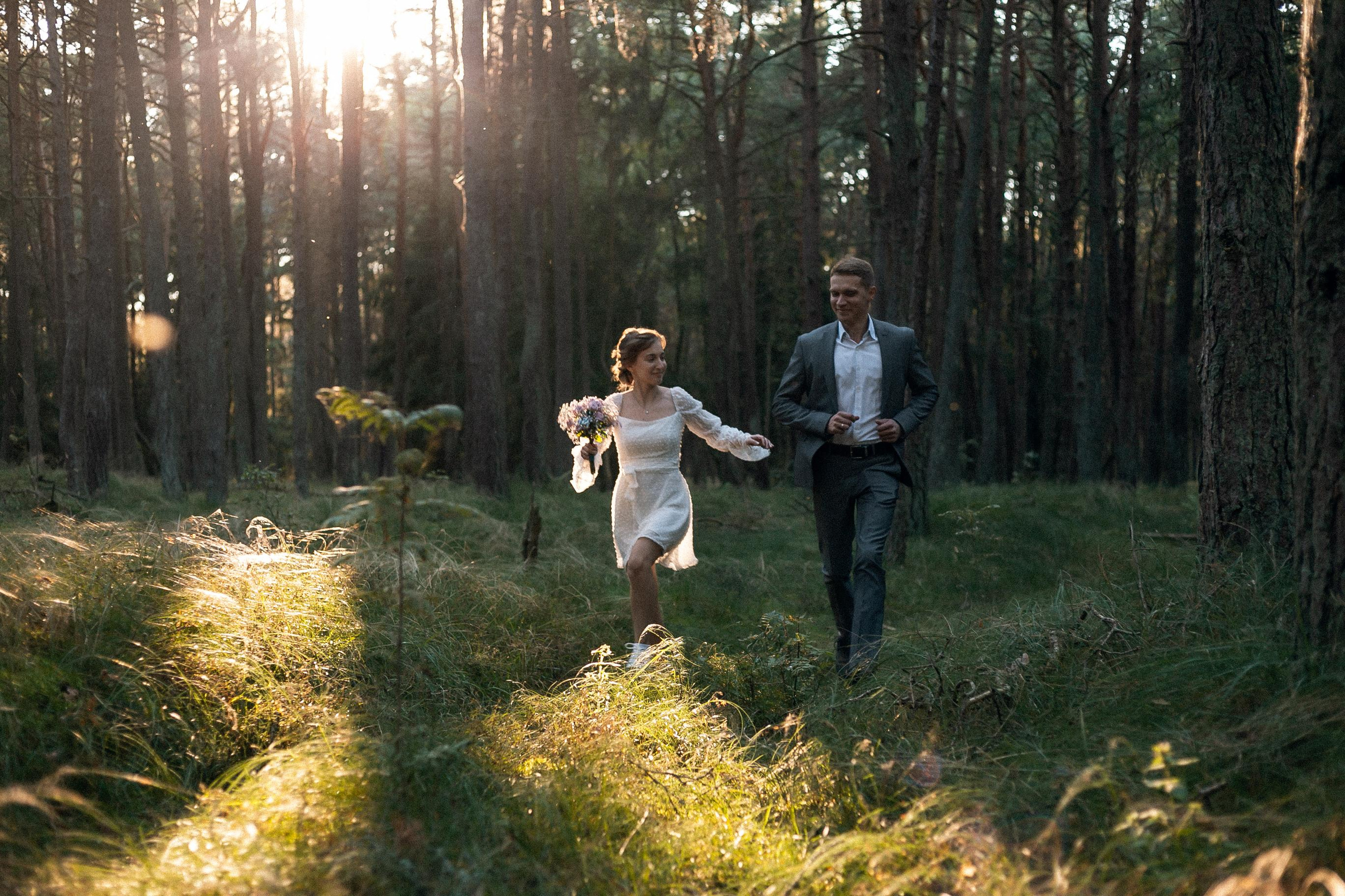Свадебная прогулка по центру Москвы. Фото пары на фоне достопримечательностей: парки, набережные, улочки с историей.