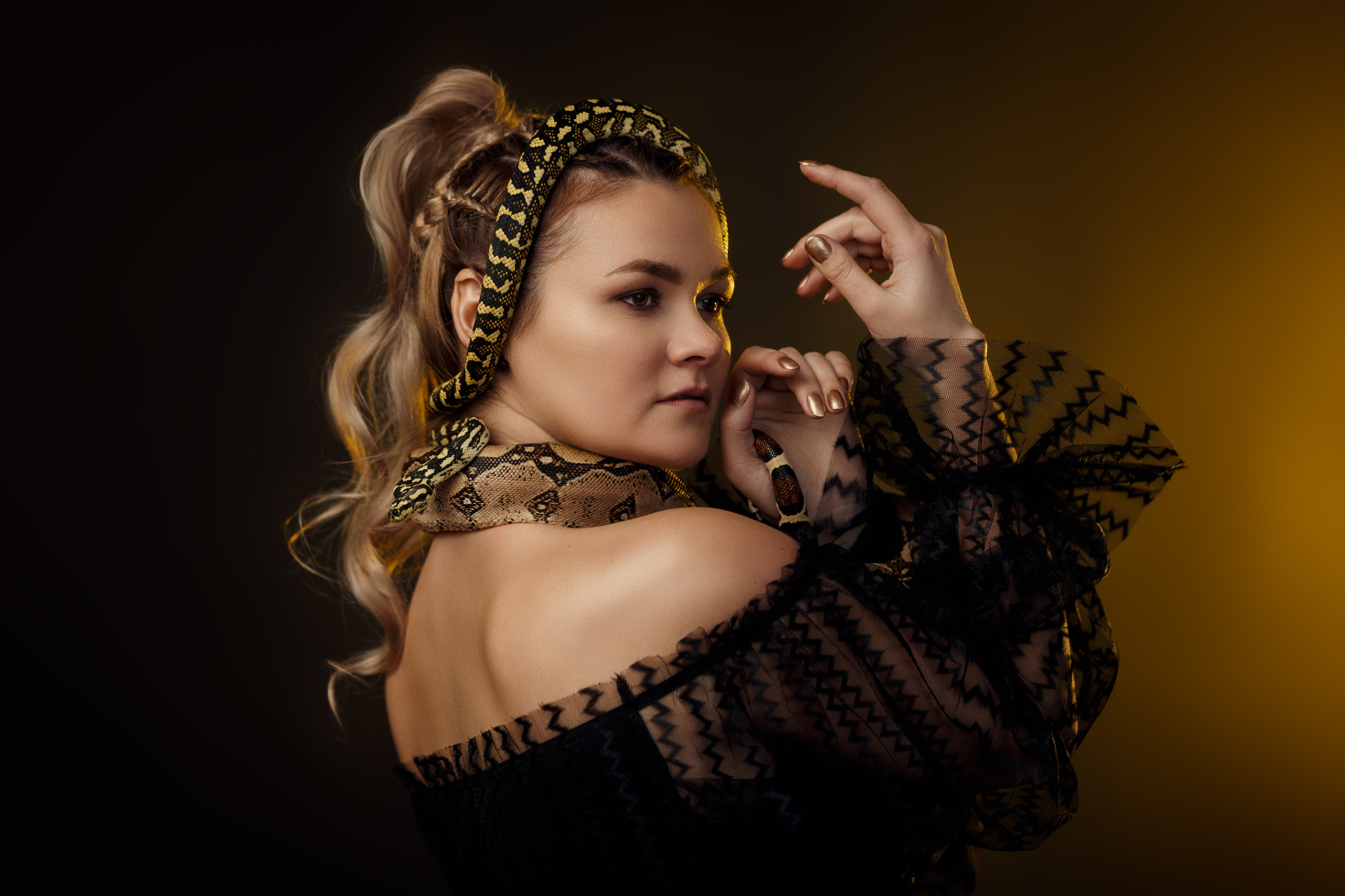 Анна со змеями. Фотограф в Архангельске Артемьева Катерина