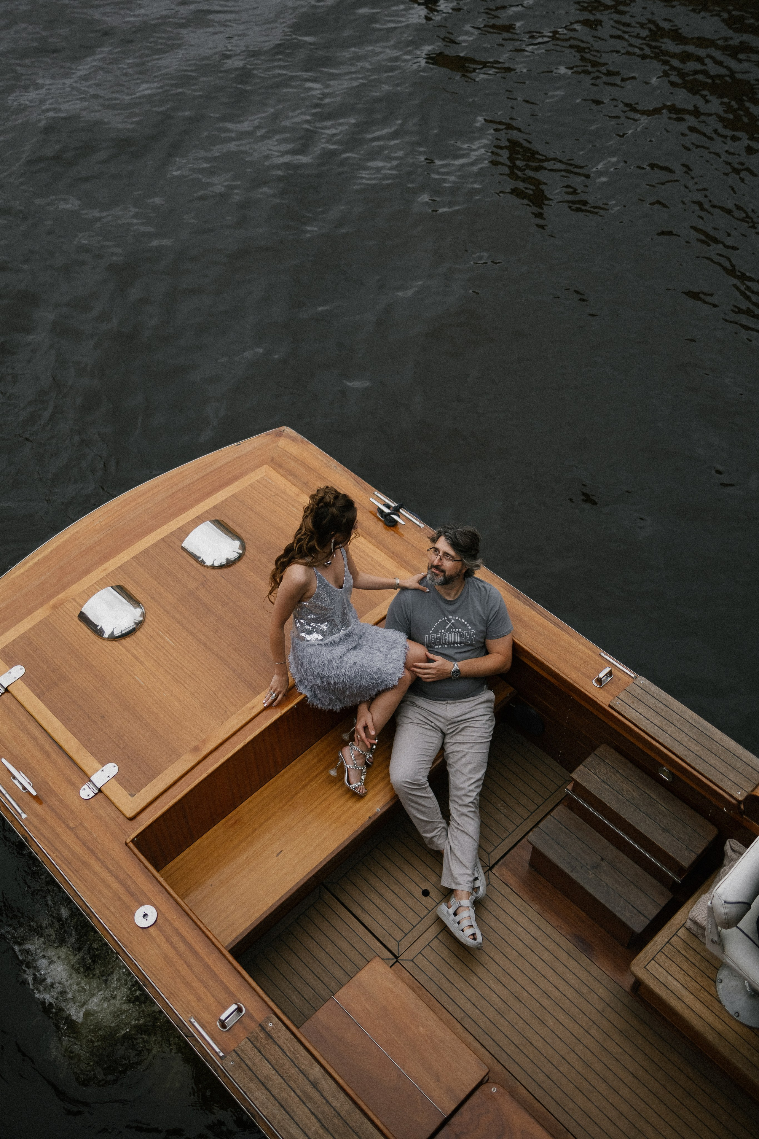 Прогулка на венецианском катере. Свадебный фотограф в Санкт-Петербурге Ксения Кобышева
