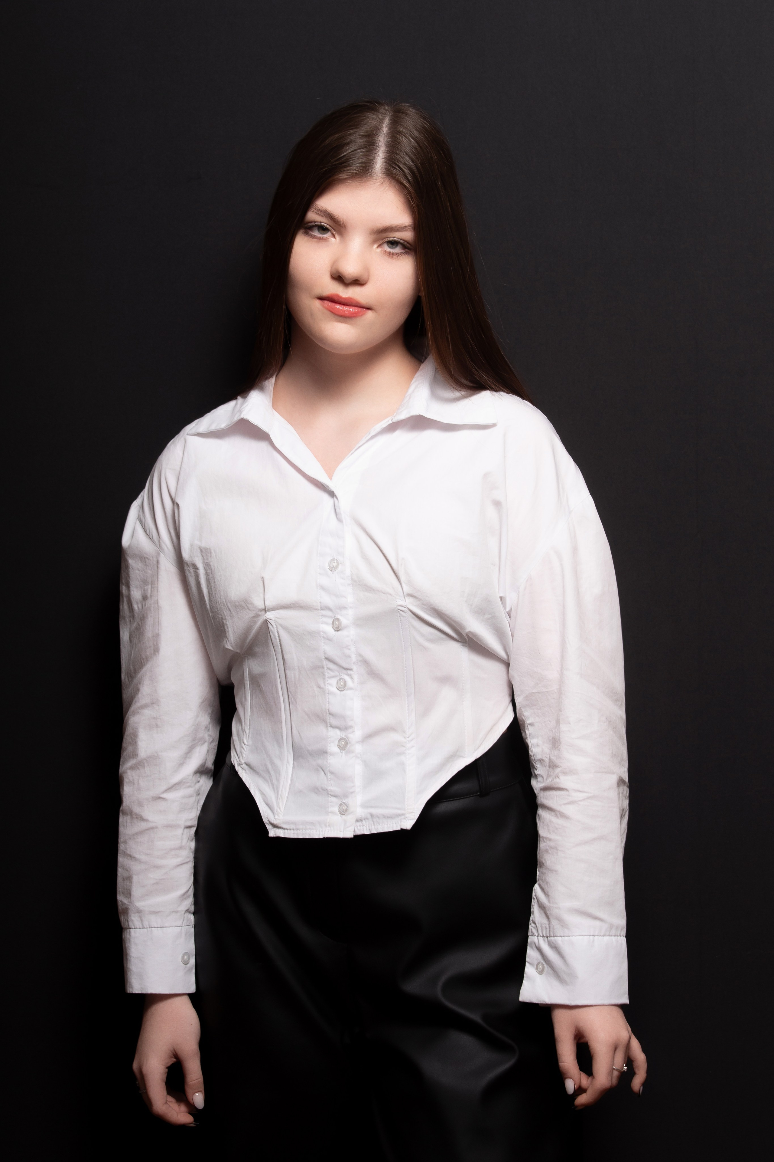 Портретная фотосессия для учеников 9 класса на чёрном фоне | Школьный фотограф Николай Богатырёв | Твой альбом / Твои правила. ТВОЙ АЛЬБОМ / ТВОИ ПРАВИЛА