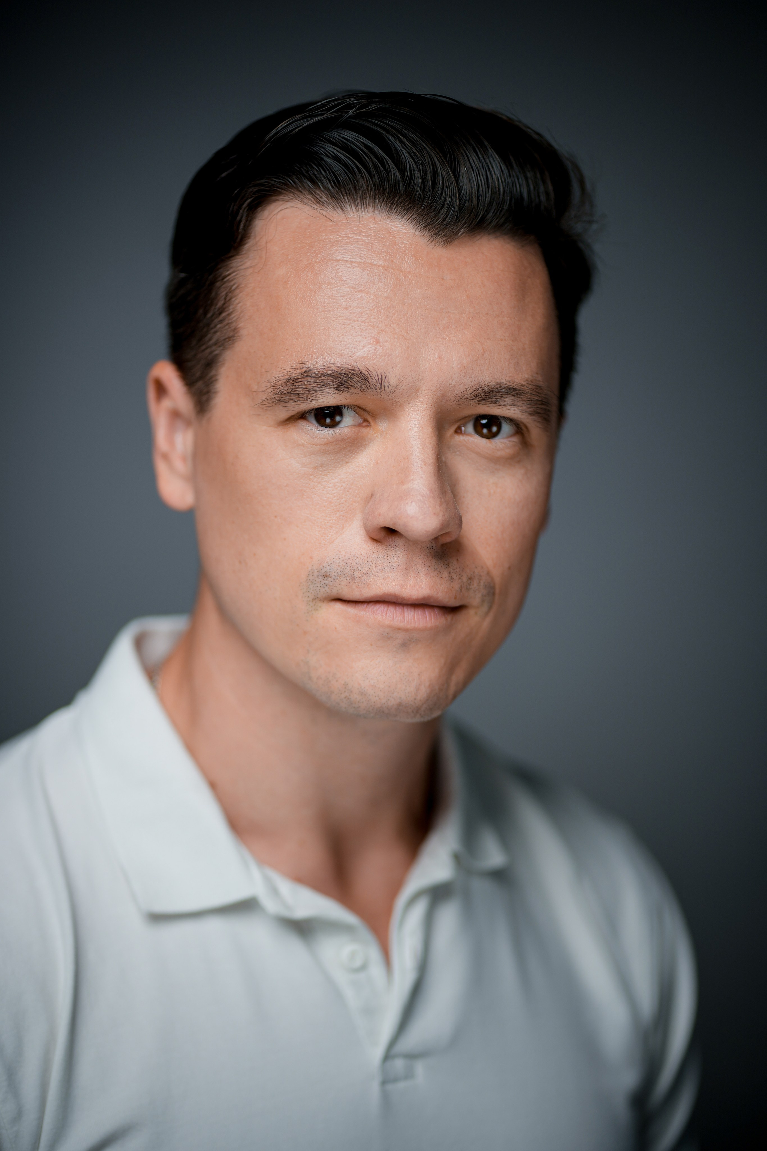 Актёр Дмитрий Абазовик. Портретная съемка в Москве, студийный фотограф Игорь Фомин