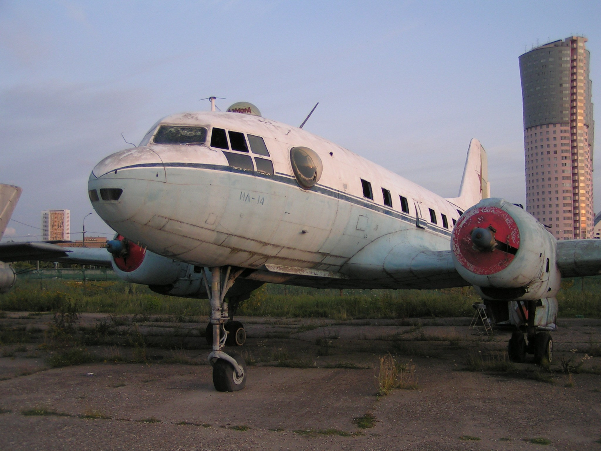 Ил-14 (Ходынка) — уничтожен. Фотоальбом показывающий увлекательный мир авиации и мир медведей Андрея Иванова