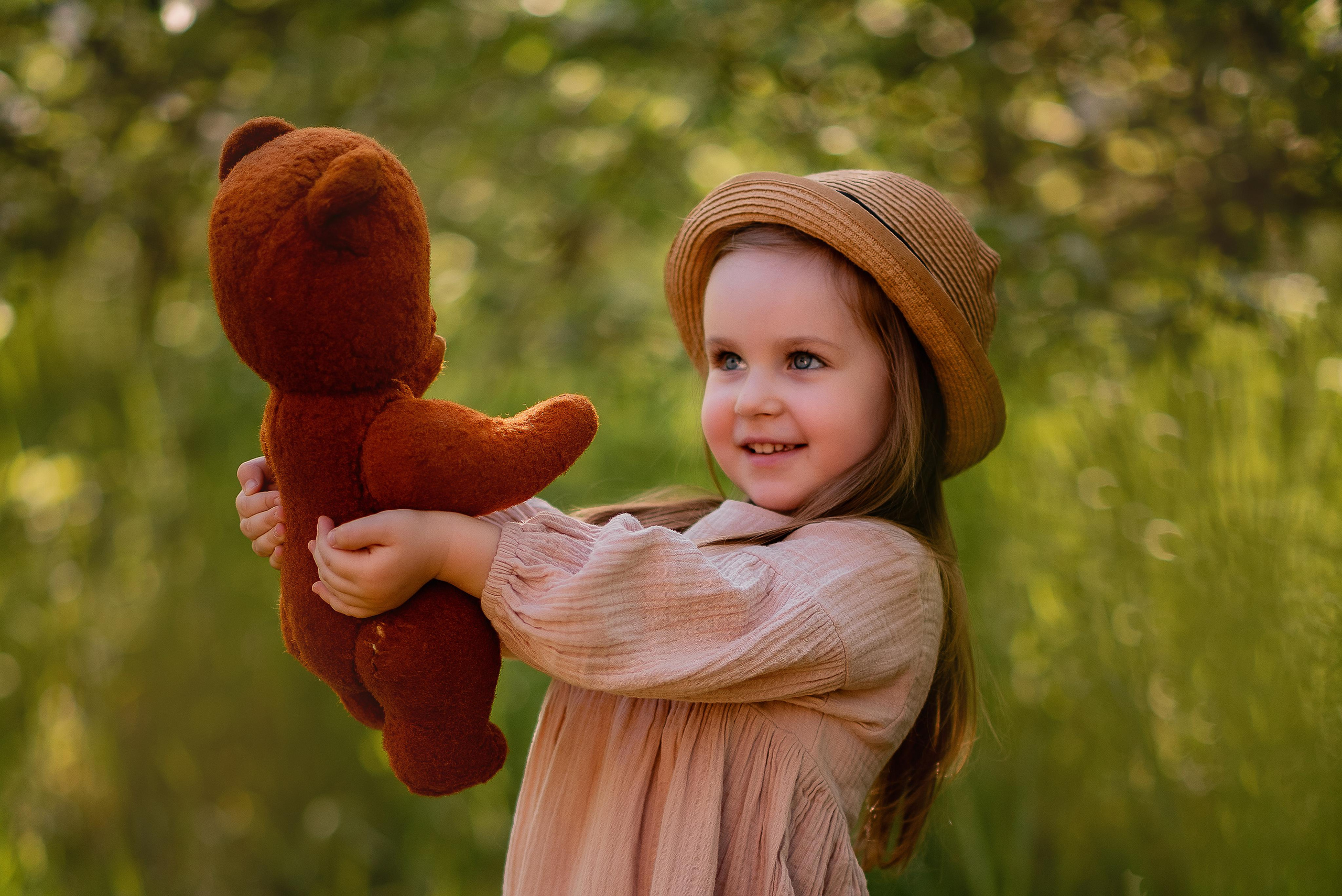 Ариночка в яблоневом саду. Видеосьемка, фотосьемка свадеб, юбилеев, утренников в Краснодарском кр