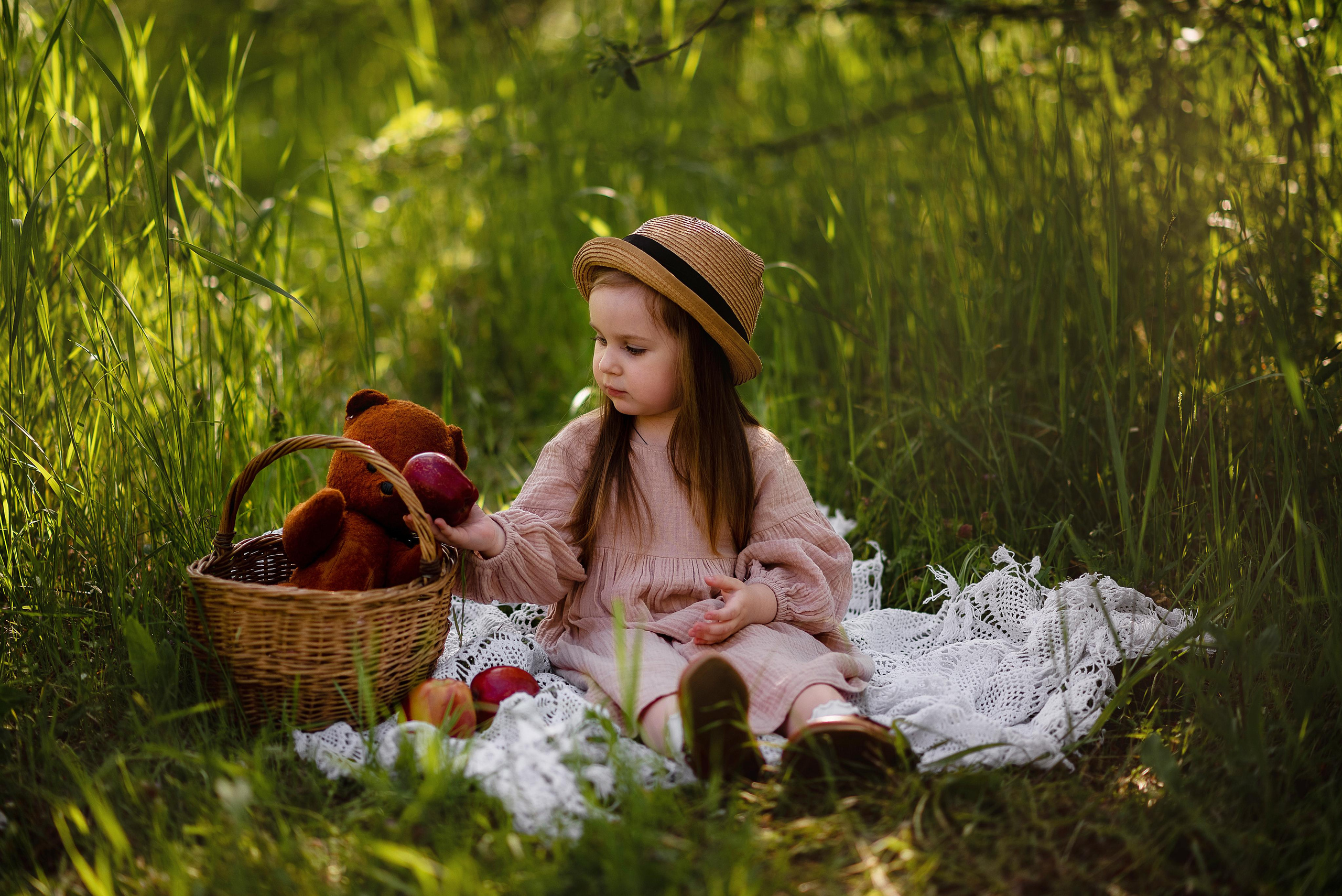 Ариночка в яблоневом саду. Видеосьемка, фотосьемка свадеб, юбилеев, утренников в Краснодарском кр
