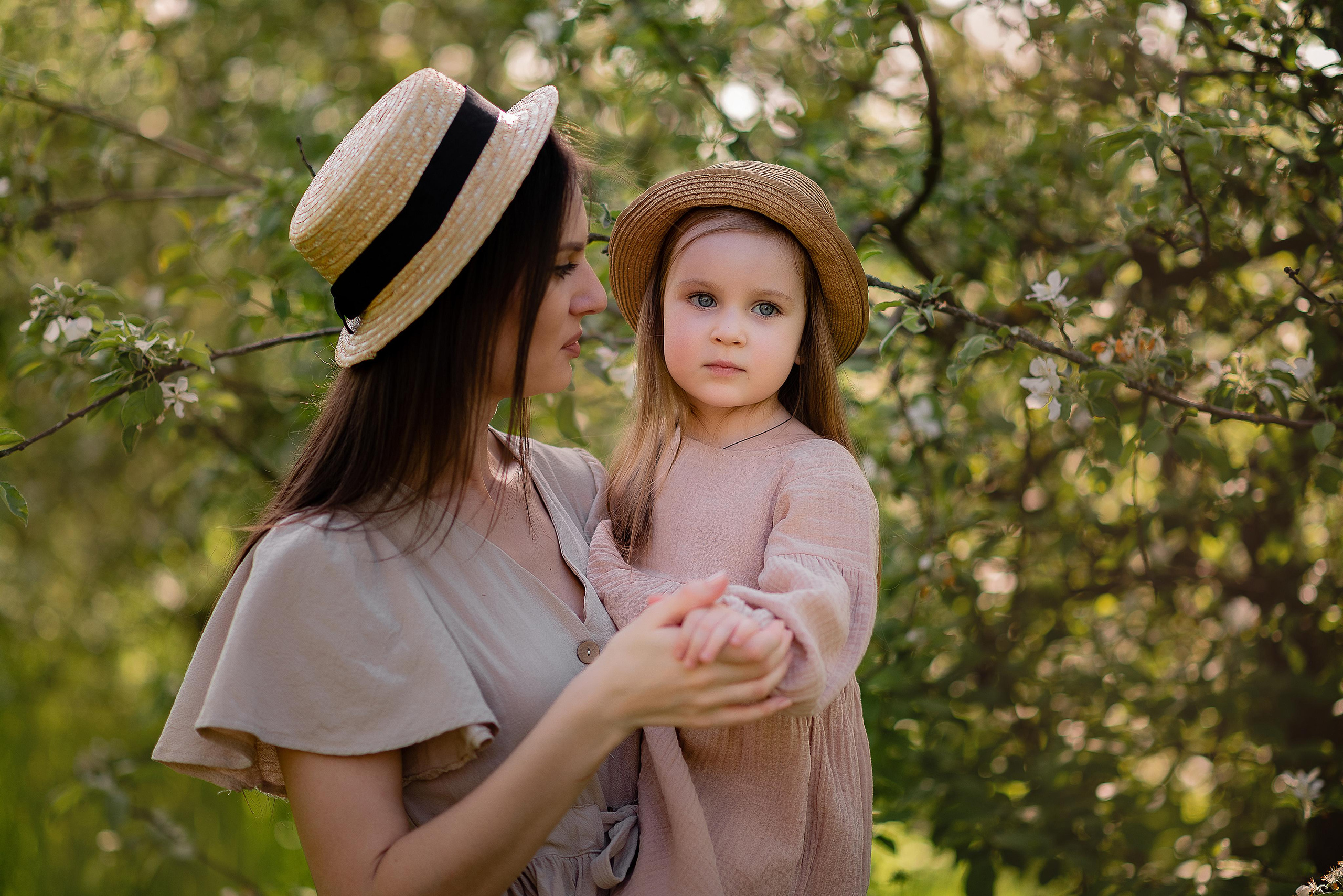 Ариночка в яблоневом саду. Видеосьемка, фотосьемка свадеб, юбилеев, утренников в Краснодарском кр