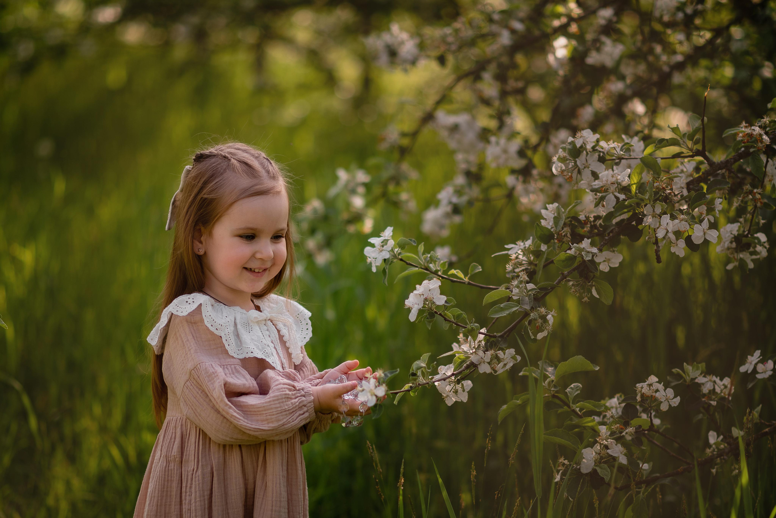 Ариночка в яблоневом саду. Видеосьемка, фотосьемка свадеб, юбилеев, утренников в Краснодарском кр