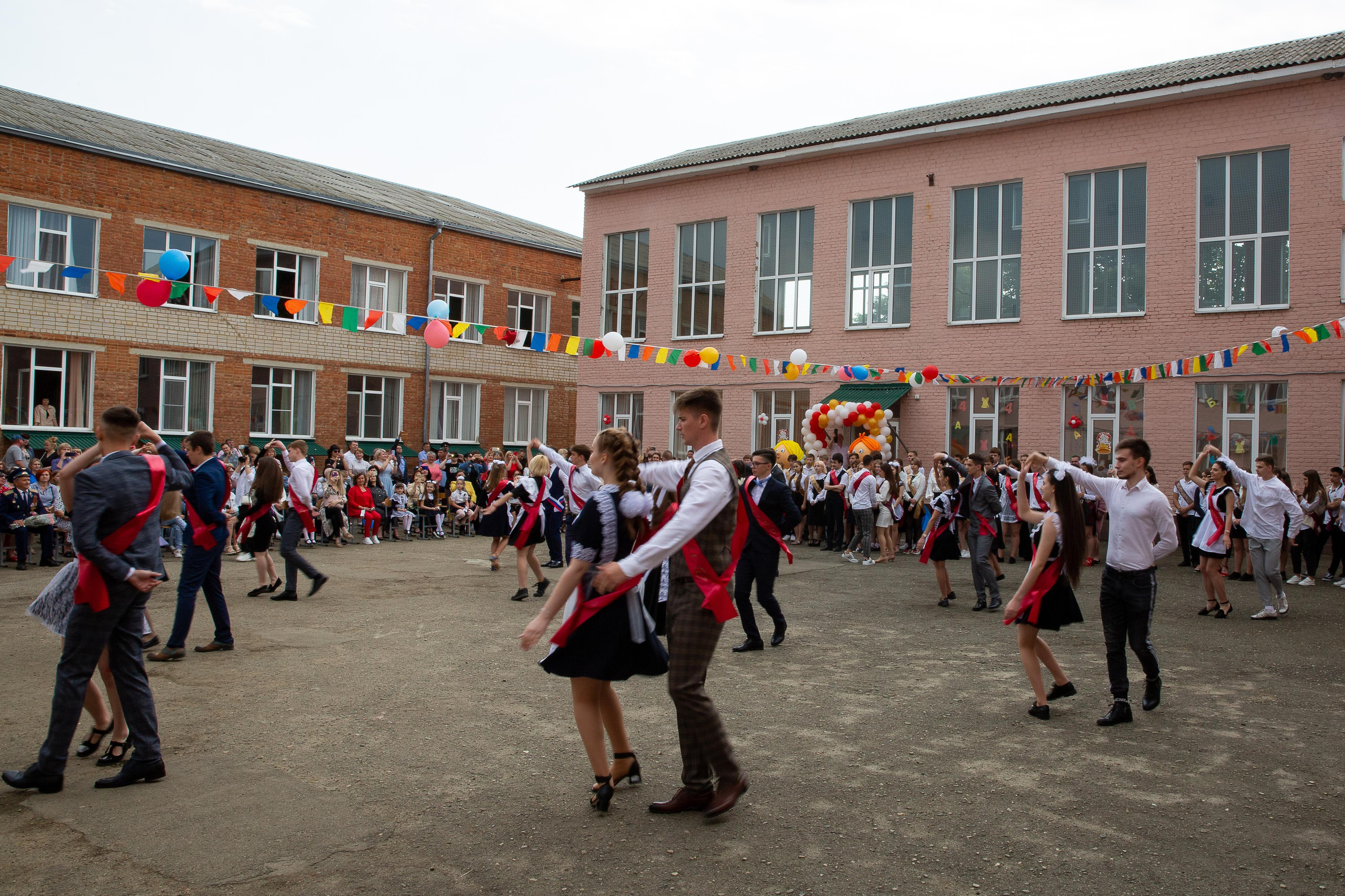 Последний звонок школа№ 3 2021 год. Видеосьемка, фотосьемка свадеб, юбилеев, утренников в Краснодарском кр
