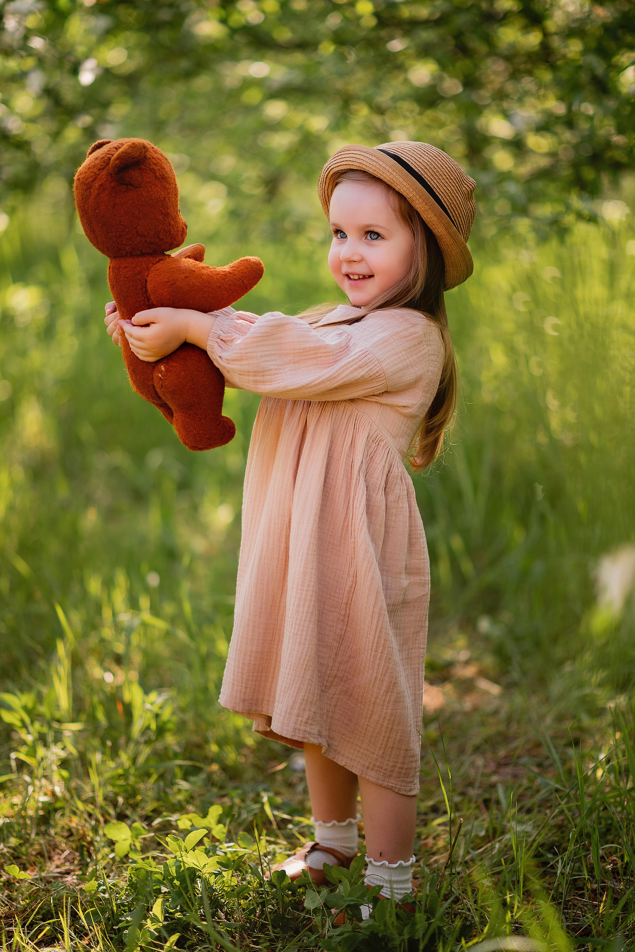 Ариночка в яблоневом саду. Видеосьемка, фотосьемка свадеб, юбилеев, утренников в Краснодарском кр