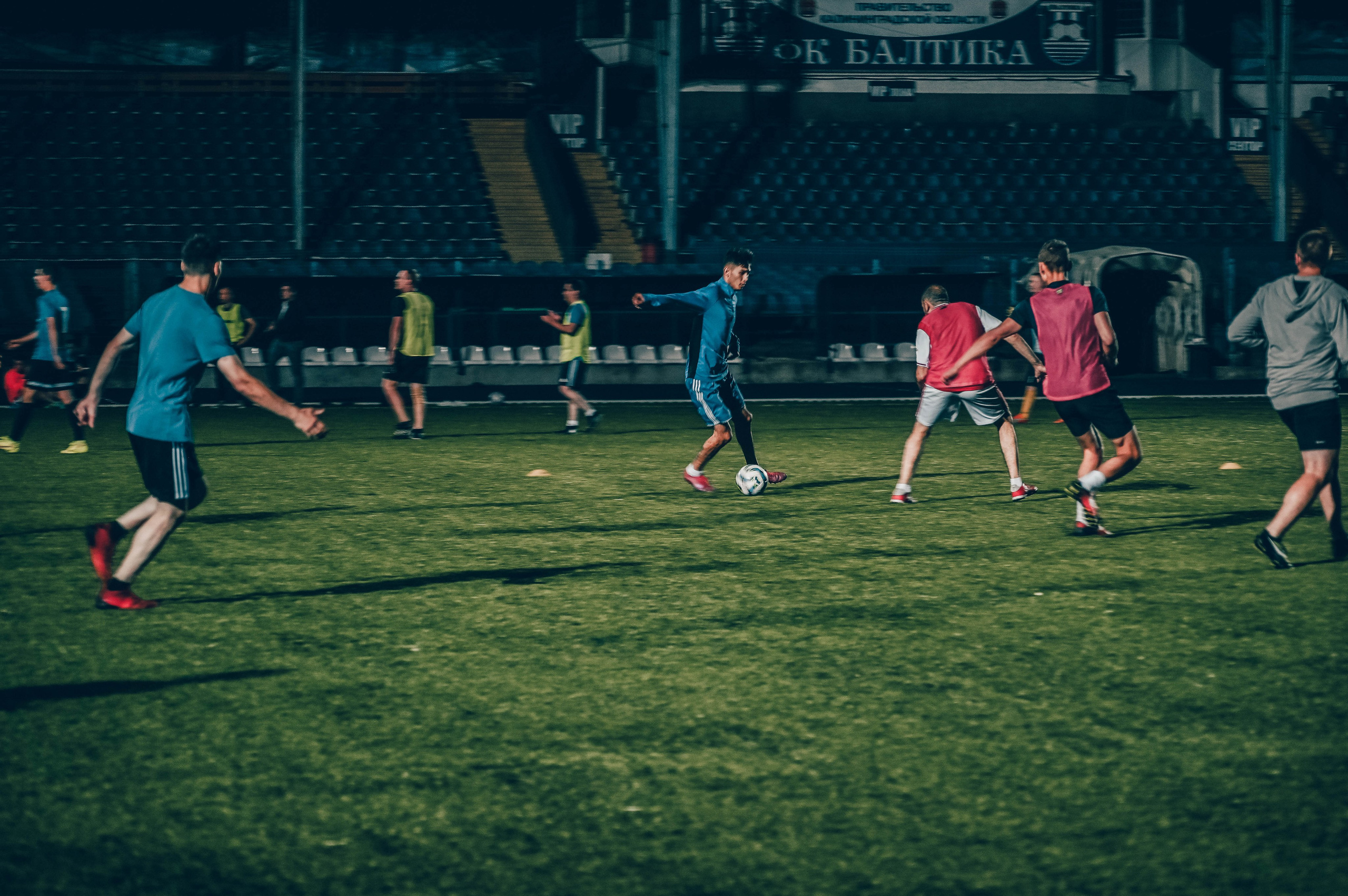 Фотосъёмка футбольной тренировки на стадионе. Фотограф Александр Орымбаев