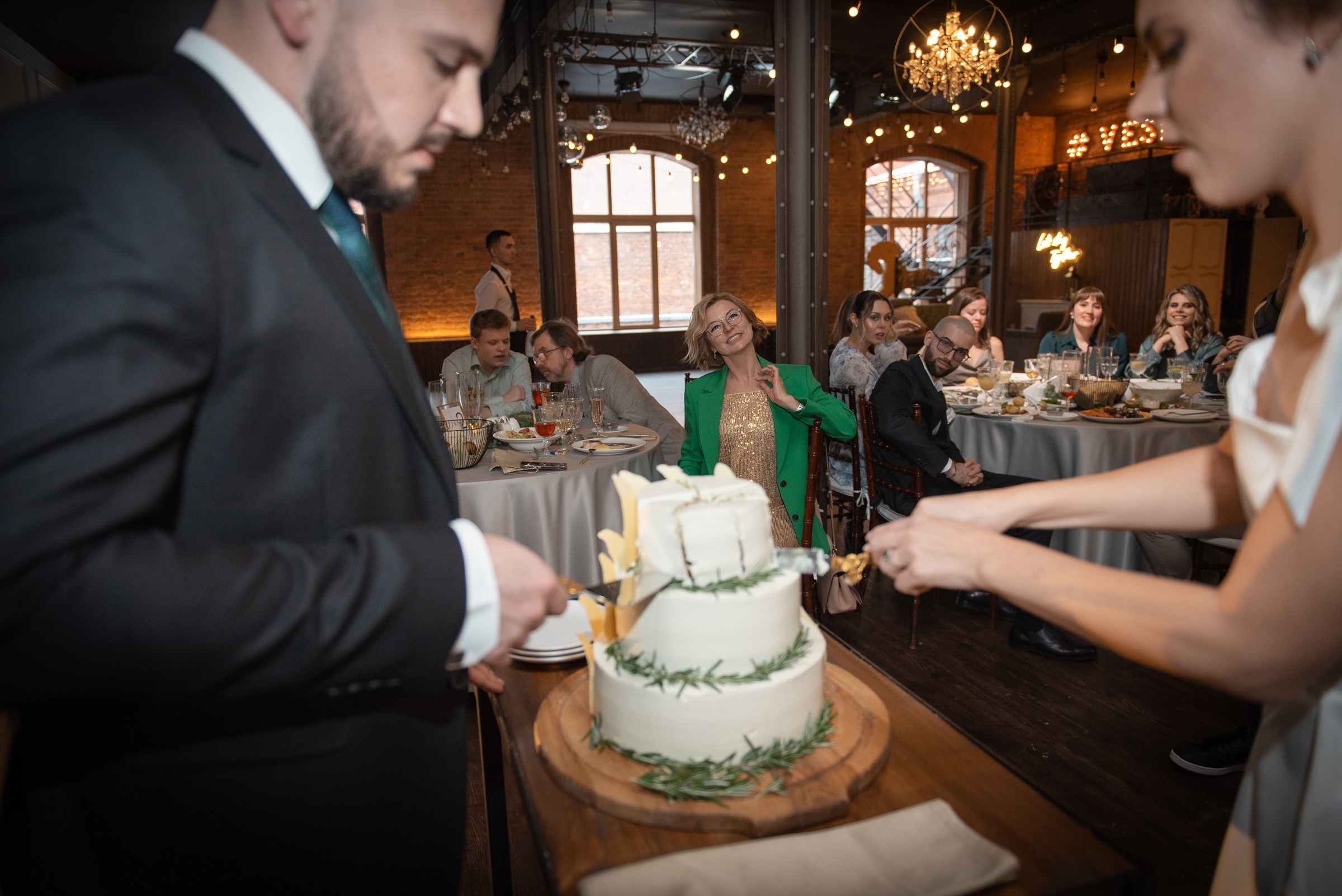 свадебный банкет в весеннем лофте