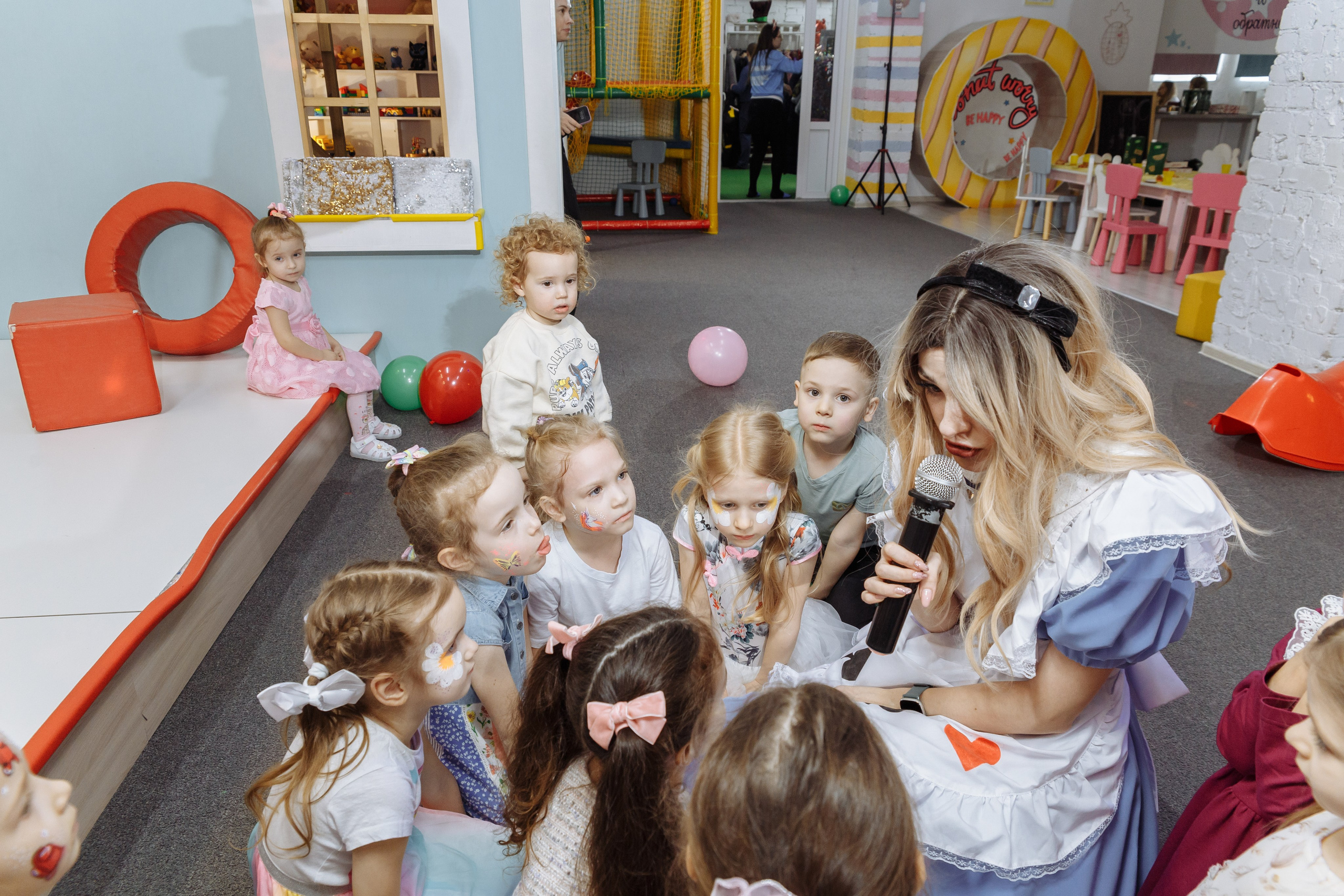 Олеся празднует свое 6 летие в компании Алисы, Чеширского кота и друзей. Событийный фотограф Максим Бескоровайновнов