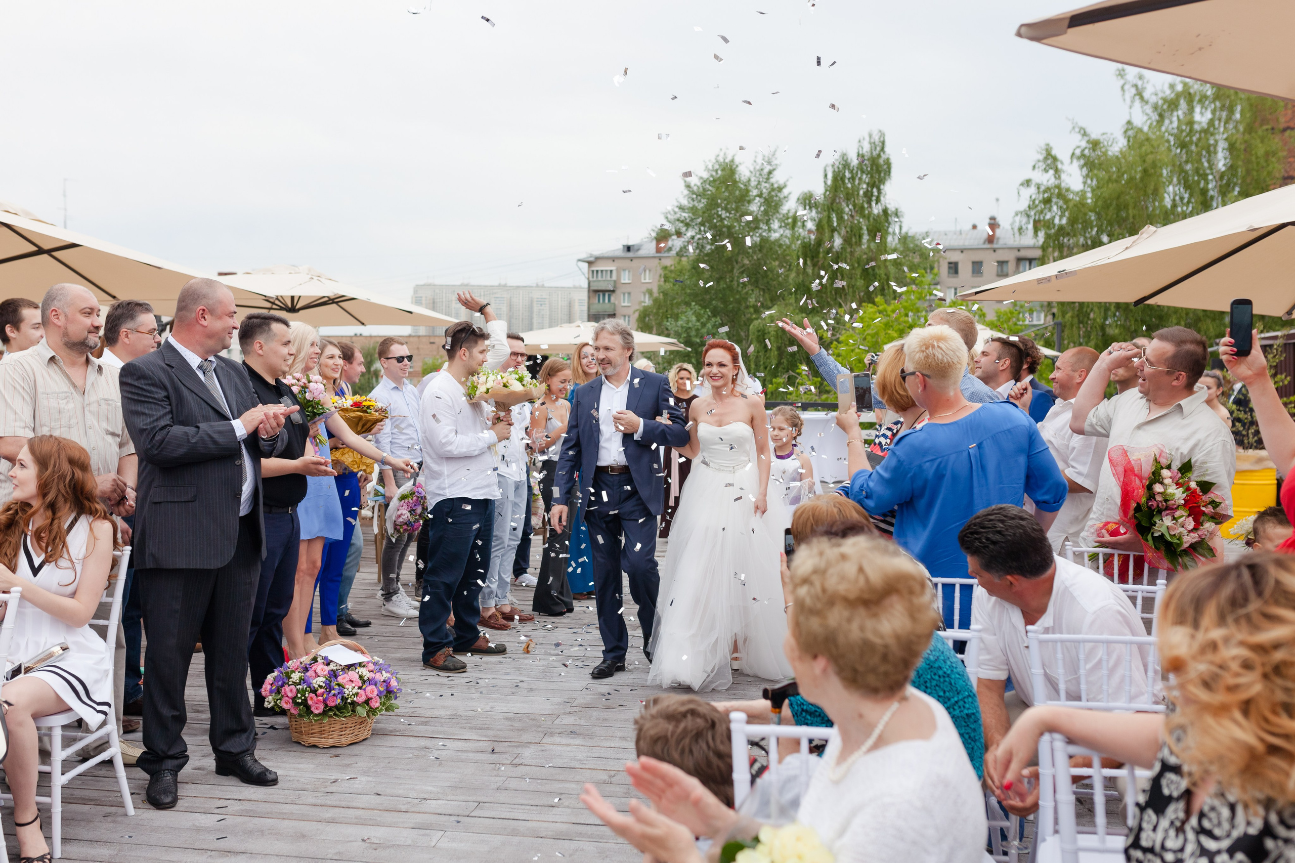 Невеста с отцом идёт сквозь толпу гостей к жениху