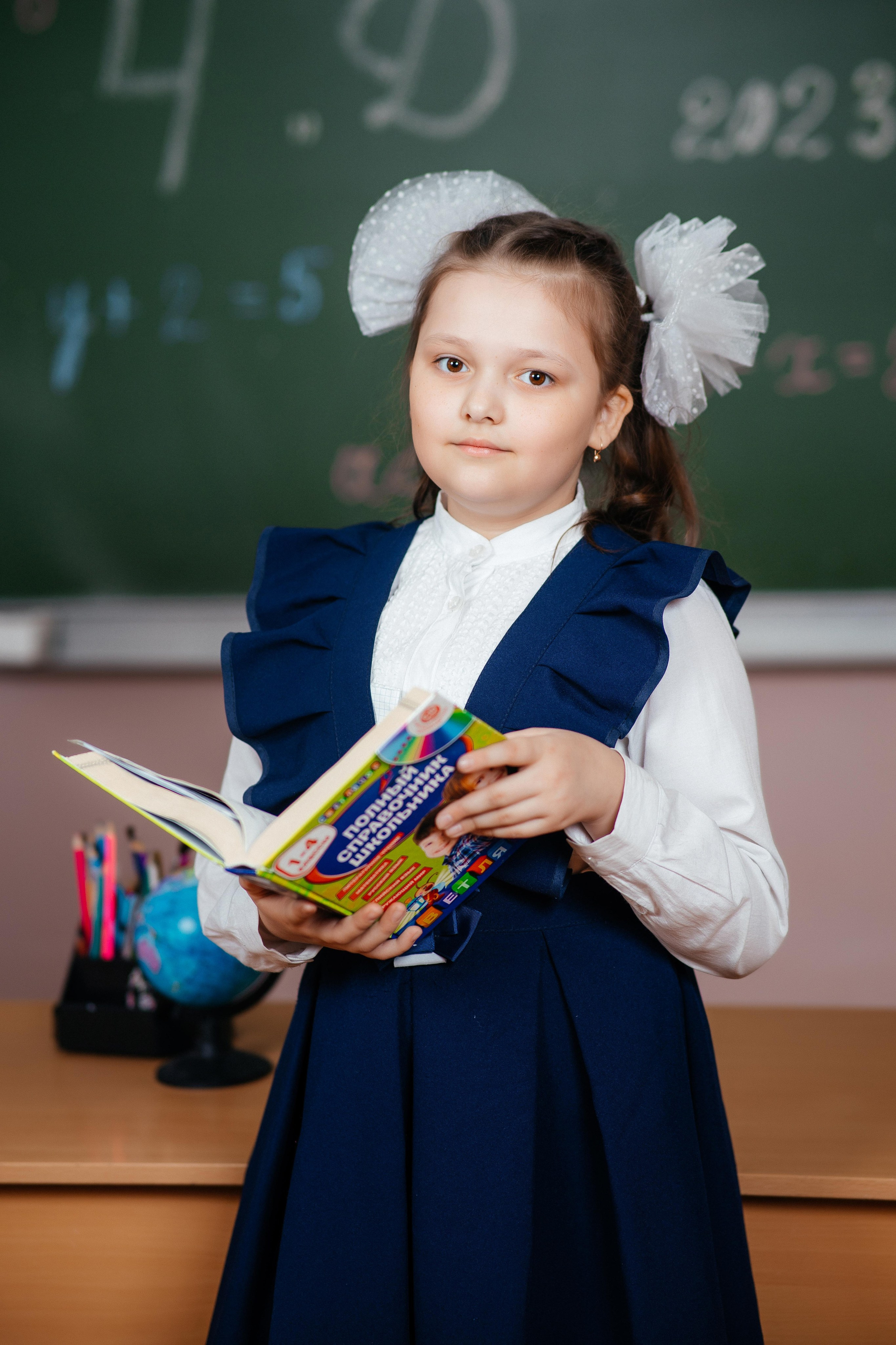 Выпускница позирует для виньетки в г. Усть-Каменогорск с фотоальбом