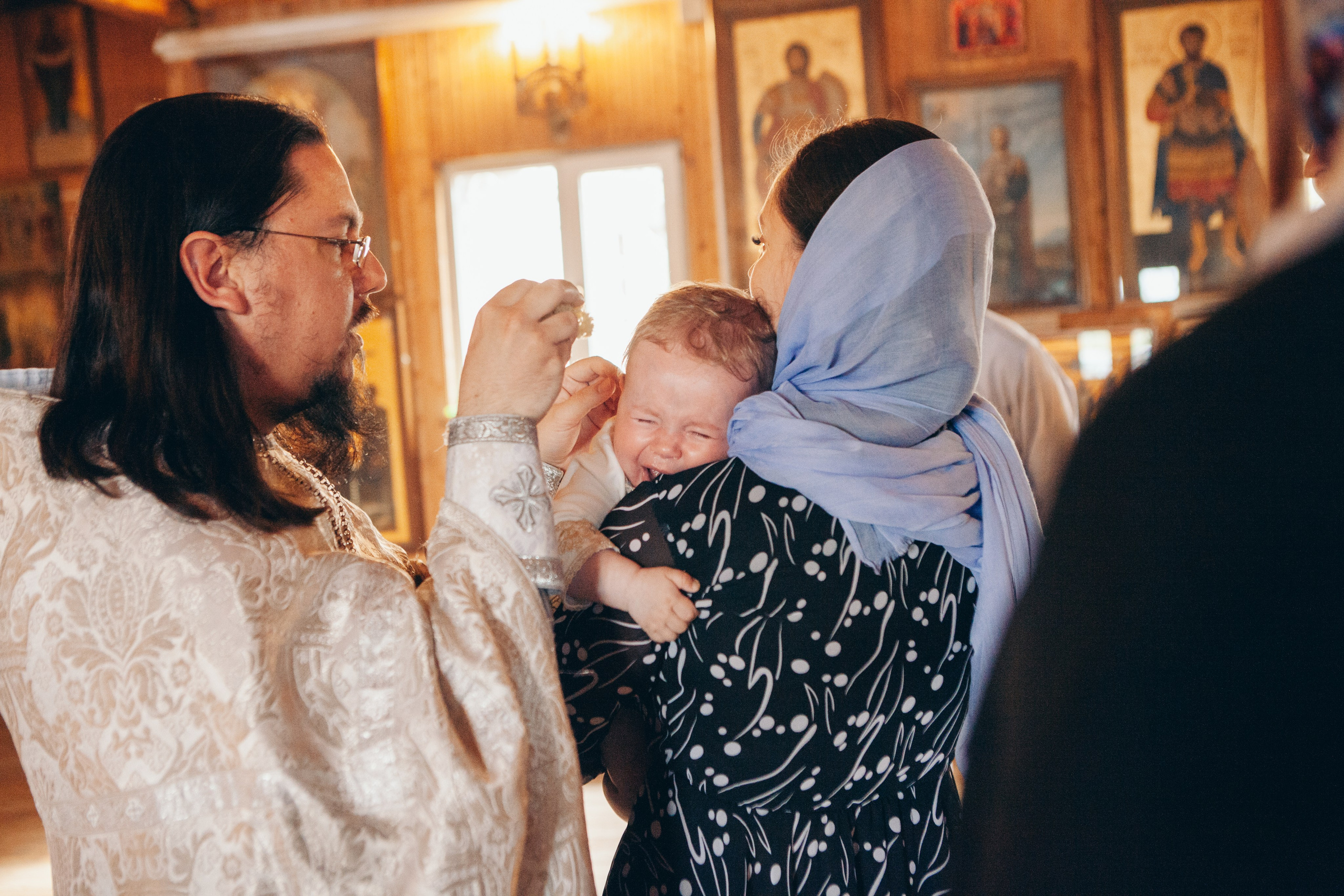 Крещение ребенка в церкви в москве. Фотограф Ольга Ефремова