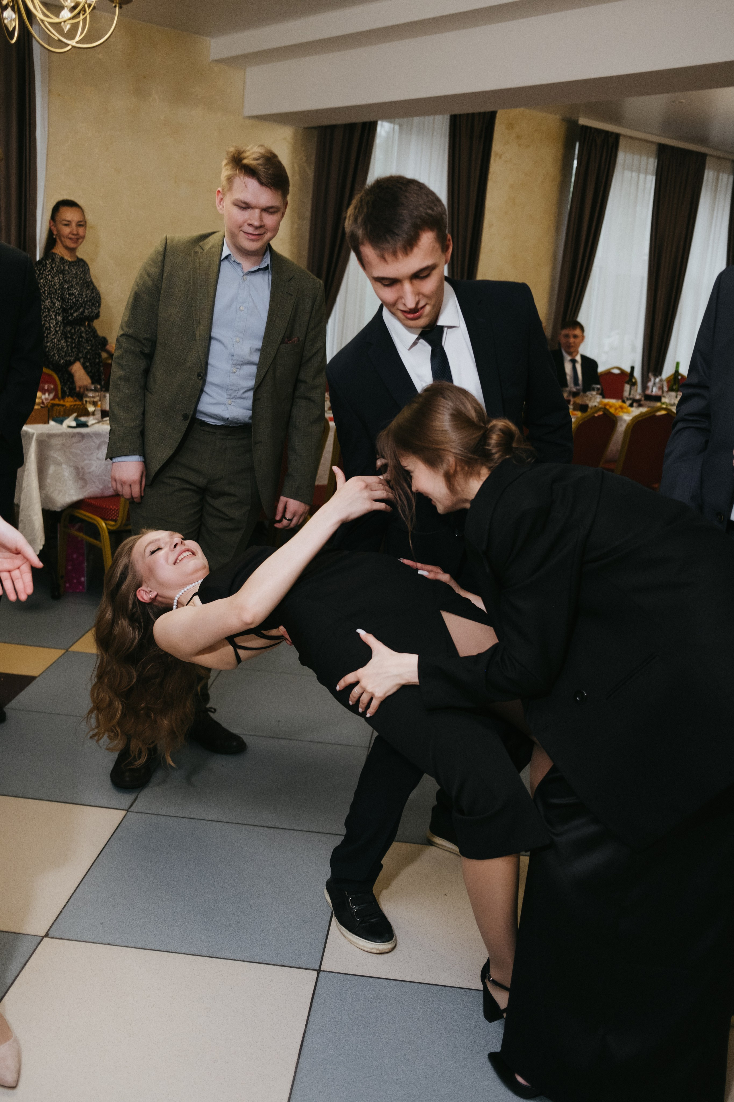 Выпускной 11 класс школы № 30. Свадебный и репортажной фотограф Денис Ожигин в Краснодаре и Краснодарском крае