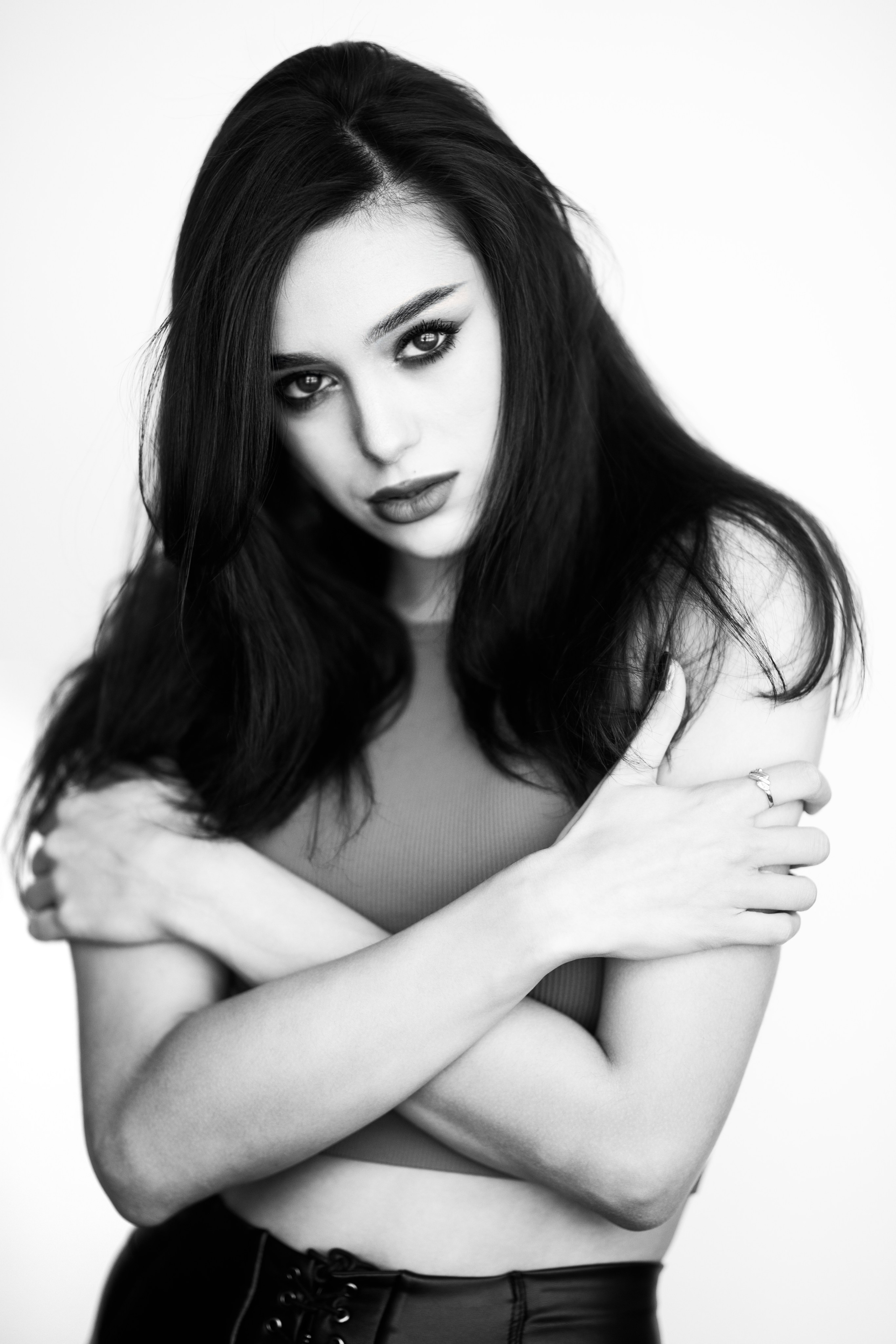 Фотосет с Марианной в студии с минимальным интерьером в формате для «себя»