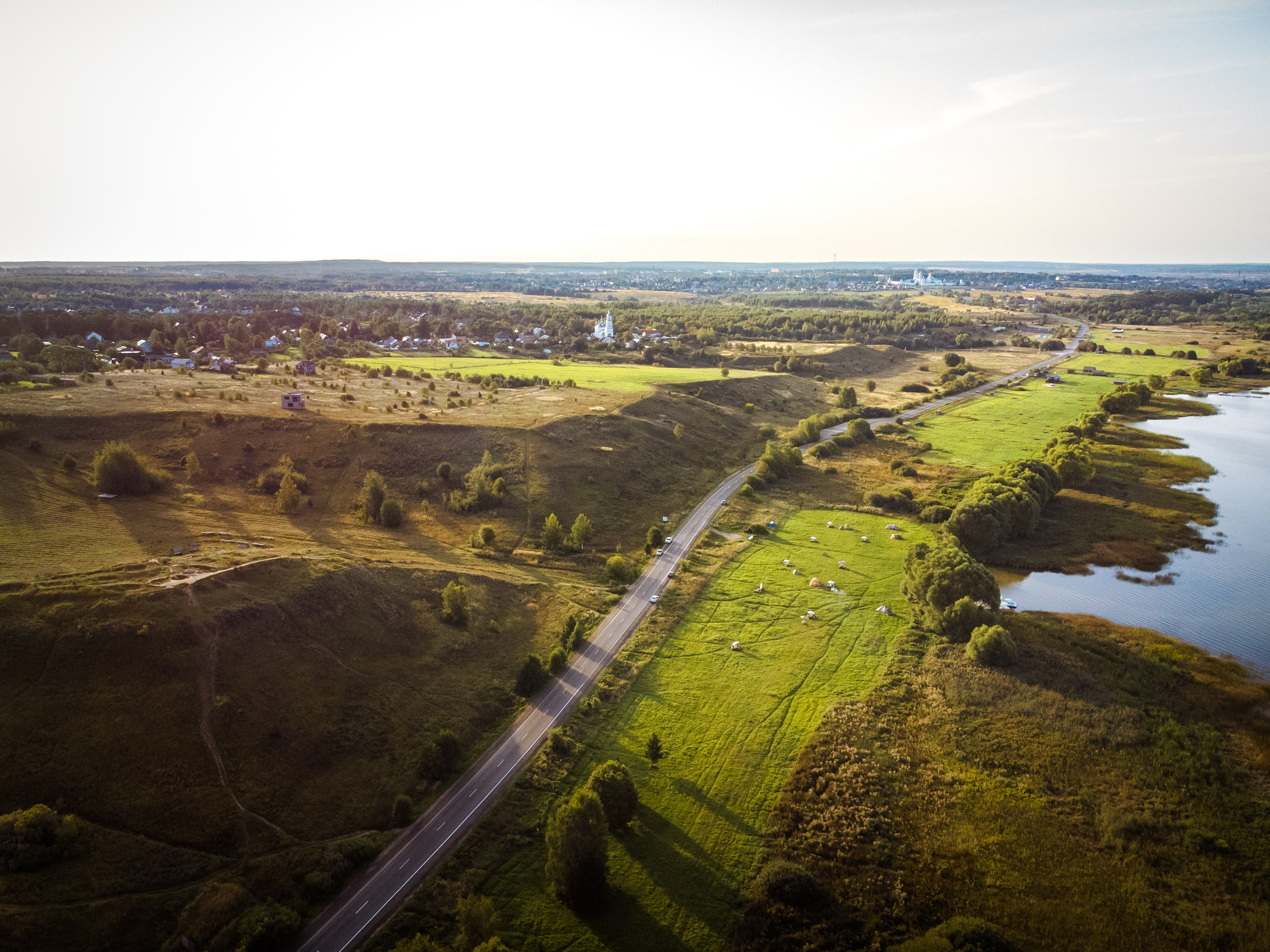 Переславль - Залесский, Загородный клуб "ОЗЕРО", Плещеево озеро, крестова гора, небо, трава, лето, люди с палатками, утро