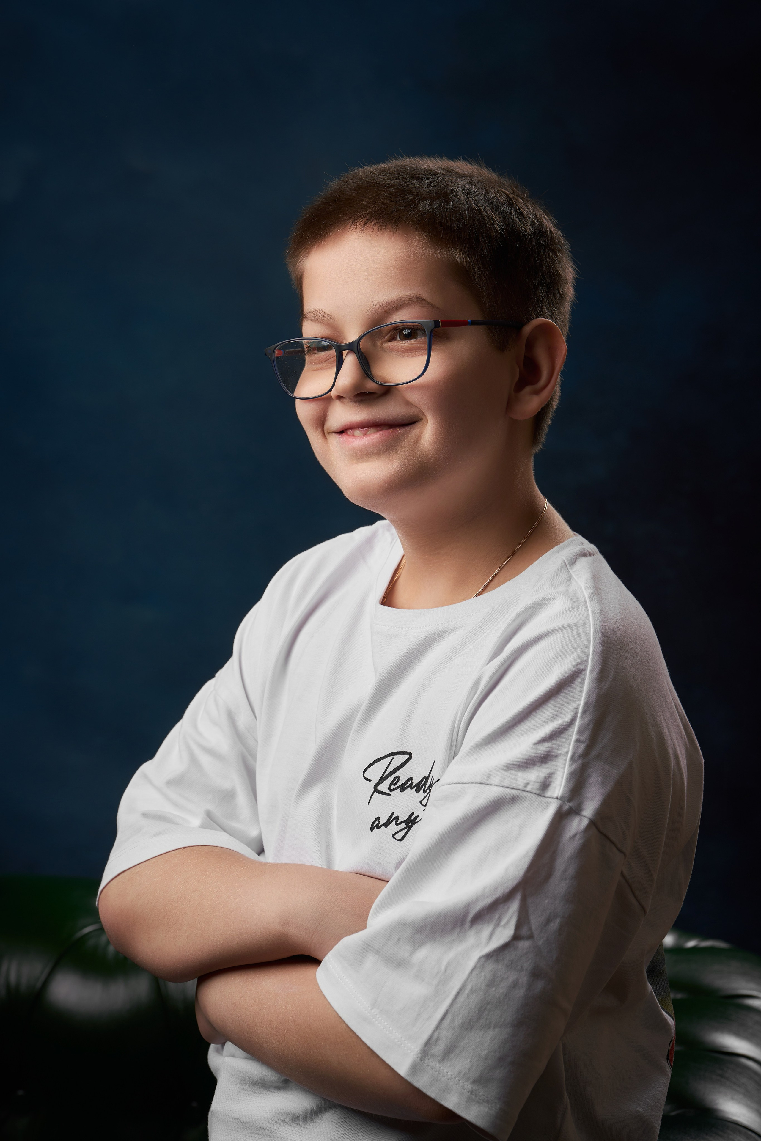 портрет мальчика в очках в возрасте 10 лет с семейной фотосессии на выезде