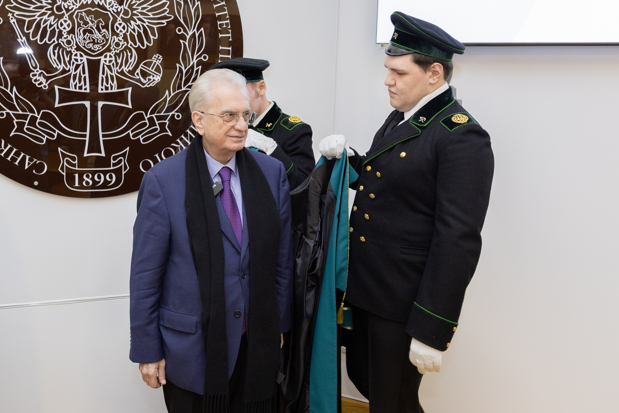 Вручения Мантия Почётного доктора директору Эрмитажа Михаилу Пиотровскому. Cup of Bib