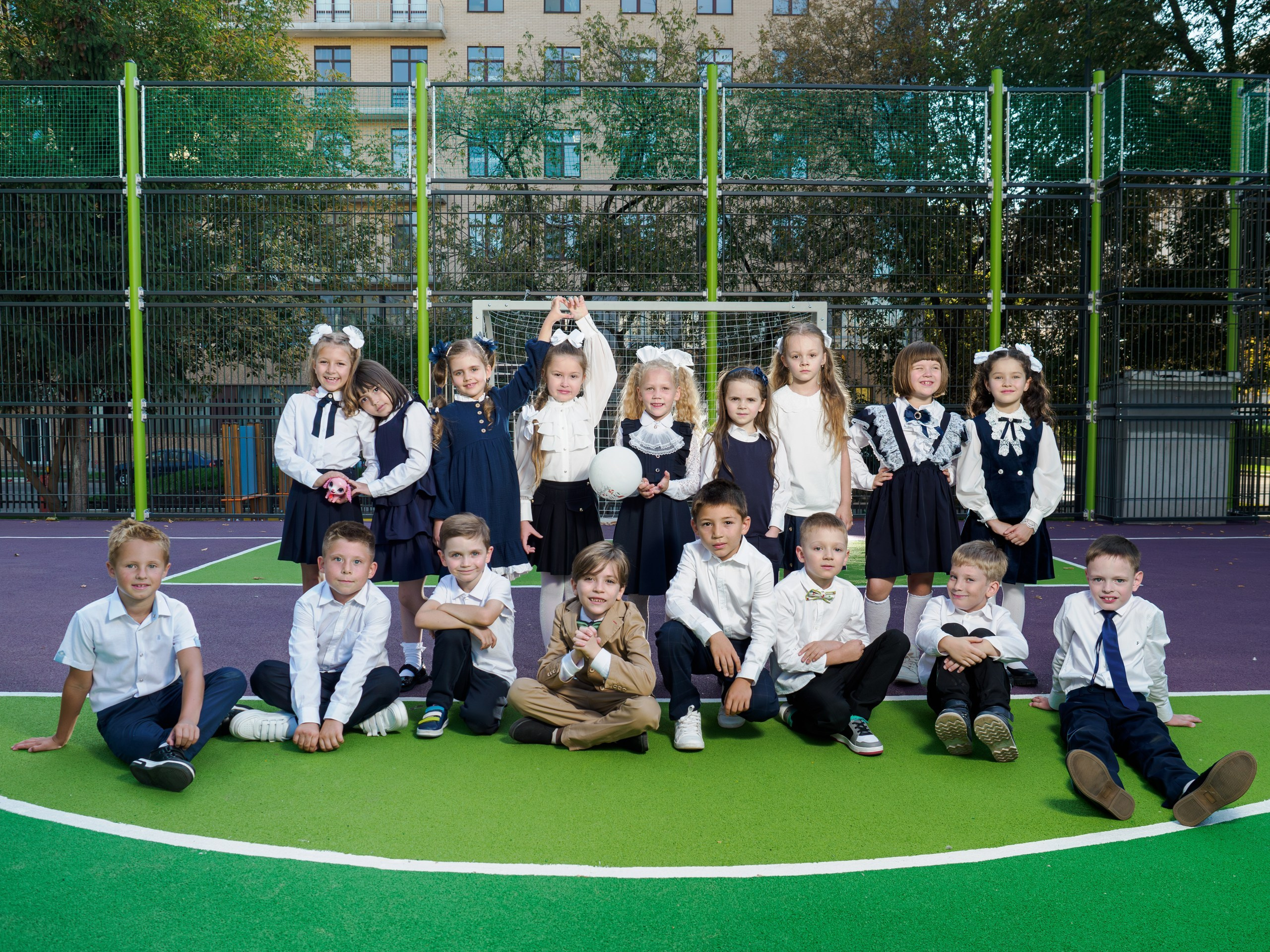 Групповой портрет школьников на спортивной площадке перед школой в Москве