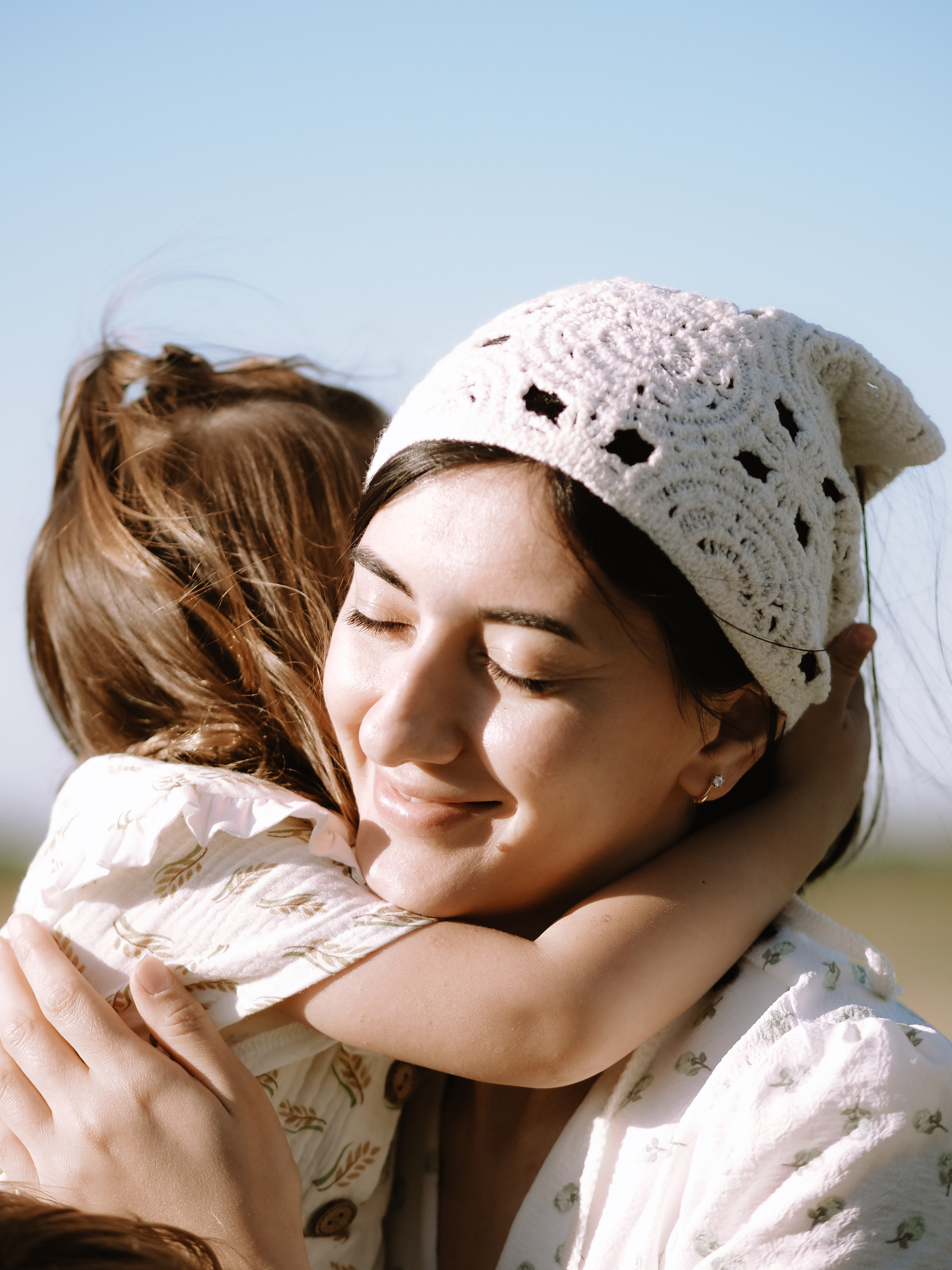 Гоняться по полю на тачке с мамой и папой. Обижаться. Смеяться. Фотограф Рязань. Семейный Свадебный фотограф