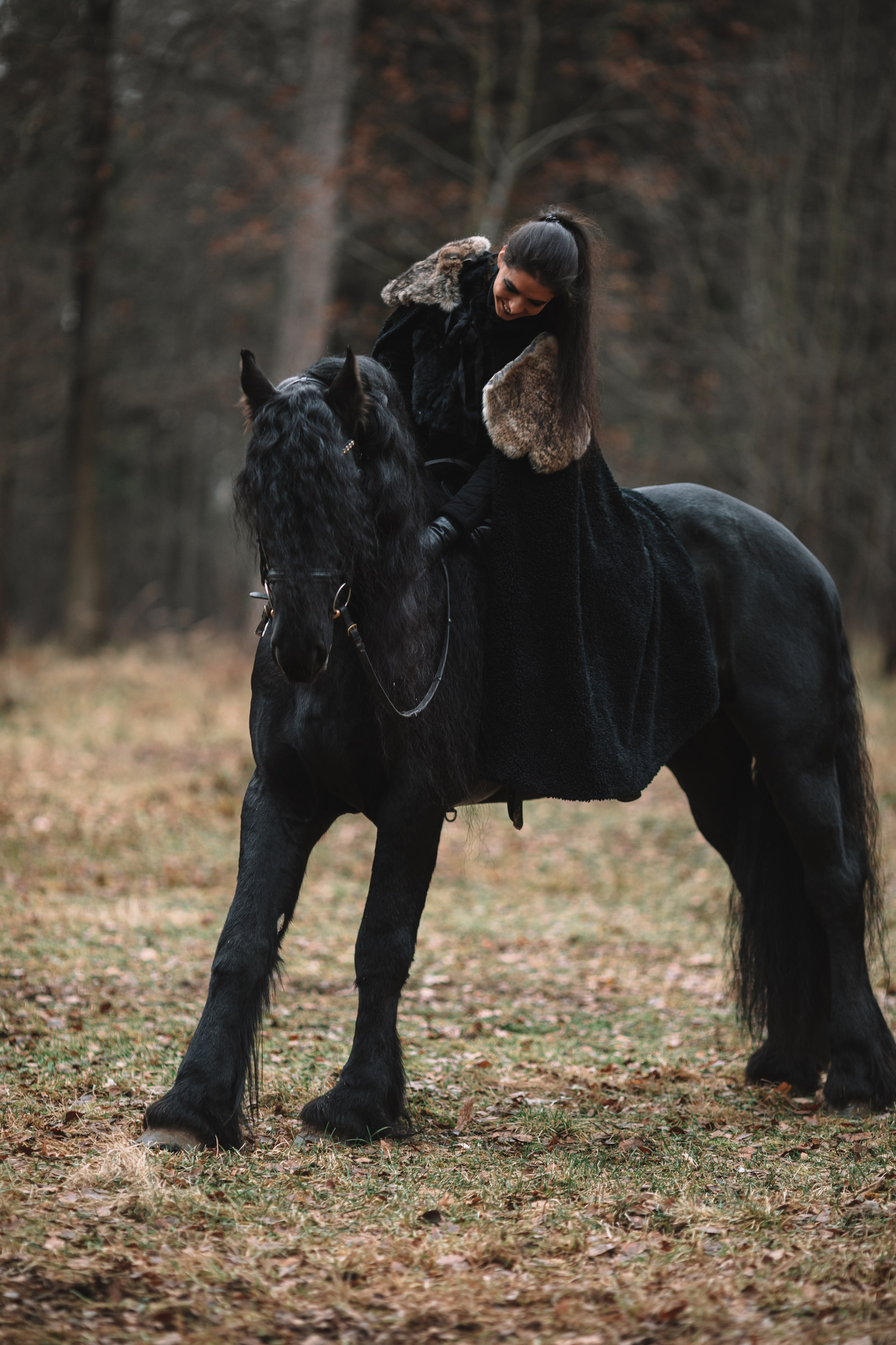 Наташа с фризом в костюме викинга. Фотосессии с лошадьми