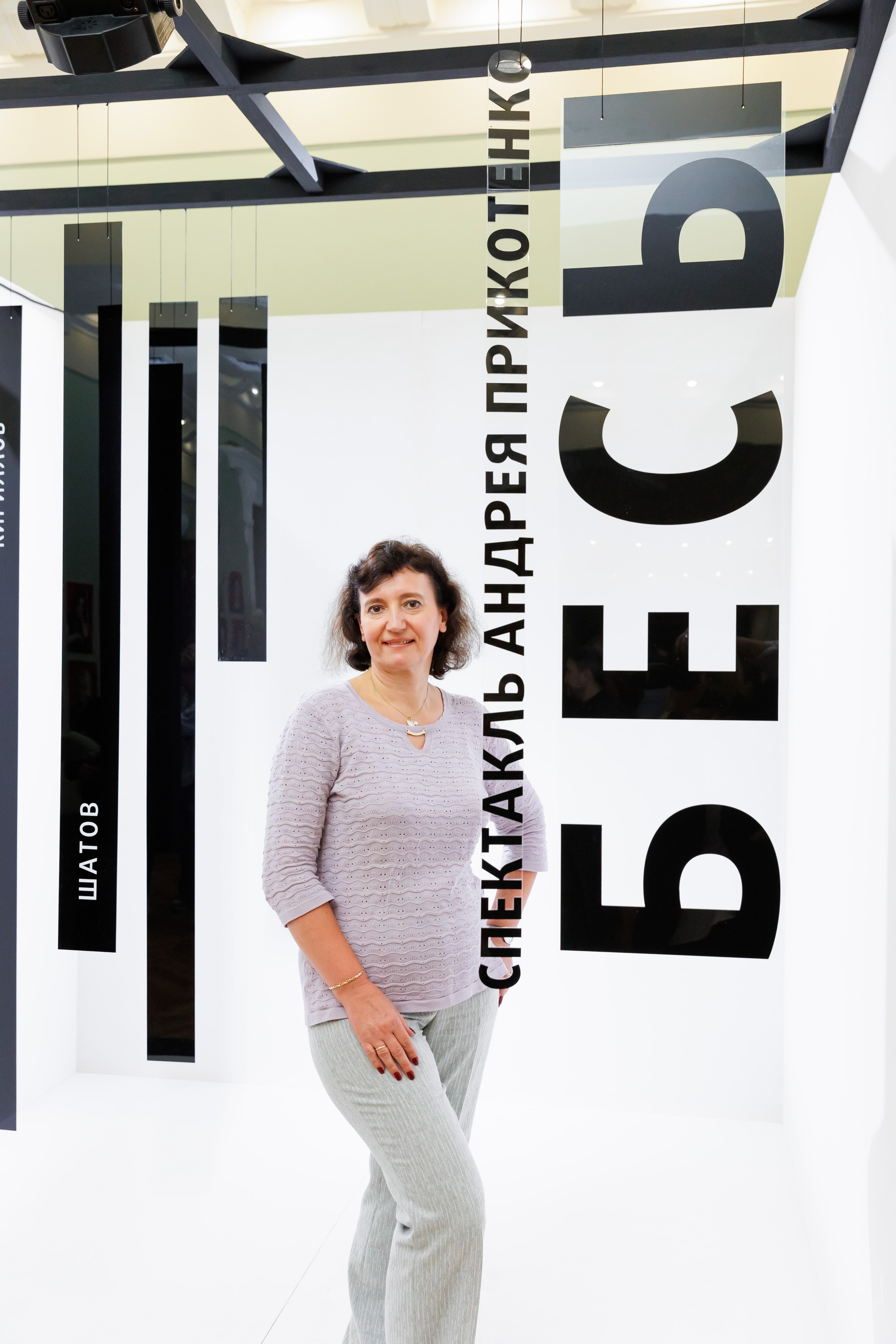 Красный факел — фотозона перед премьерой спектакля. Фотограф Новосибирск — Наталья Гресь