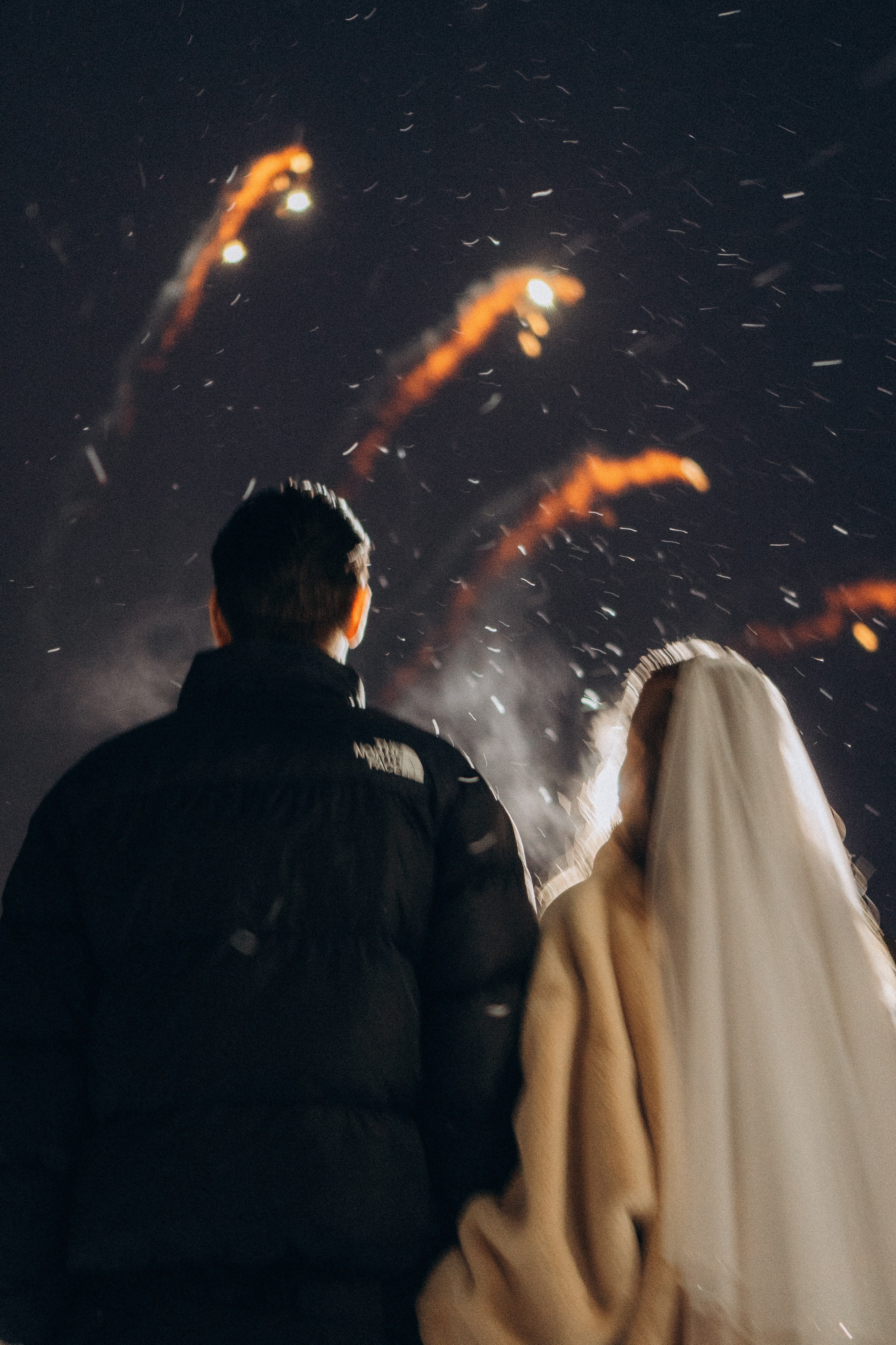 САЛЮТ НА СВАДЕБНОЙ ЦЕРЕМОНИИ (СНЯТО В СИБИРЕ В НИЖНЕВАРТОВСКЕ). Профессиональный фотограф, Санкт-Петербург — Виктория Богомолова