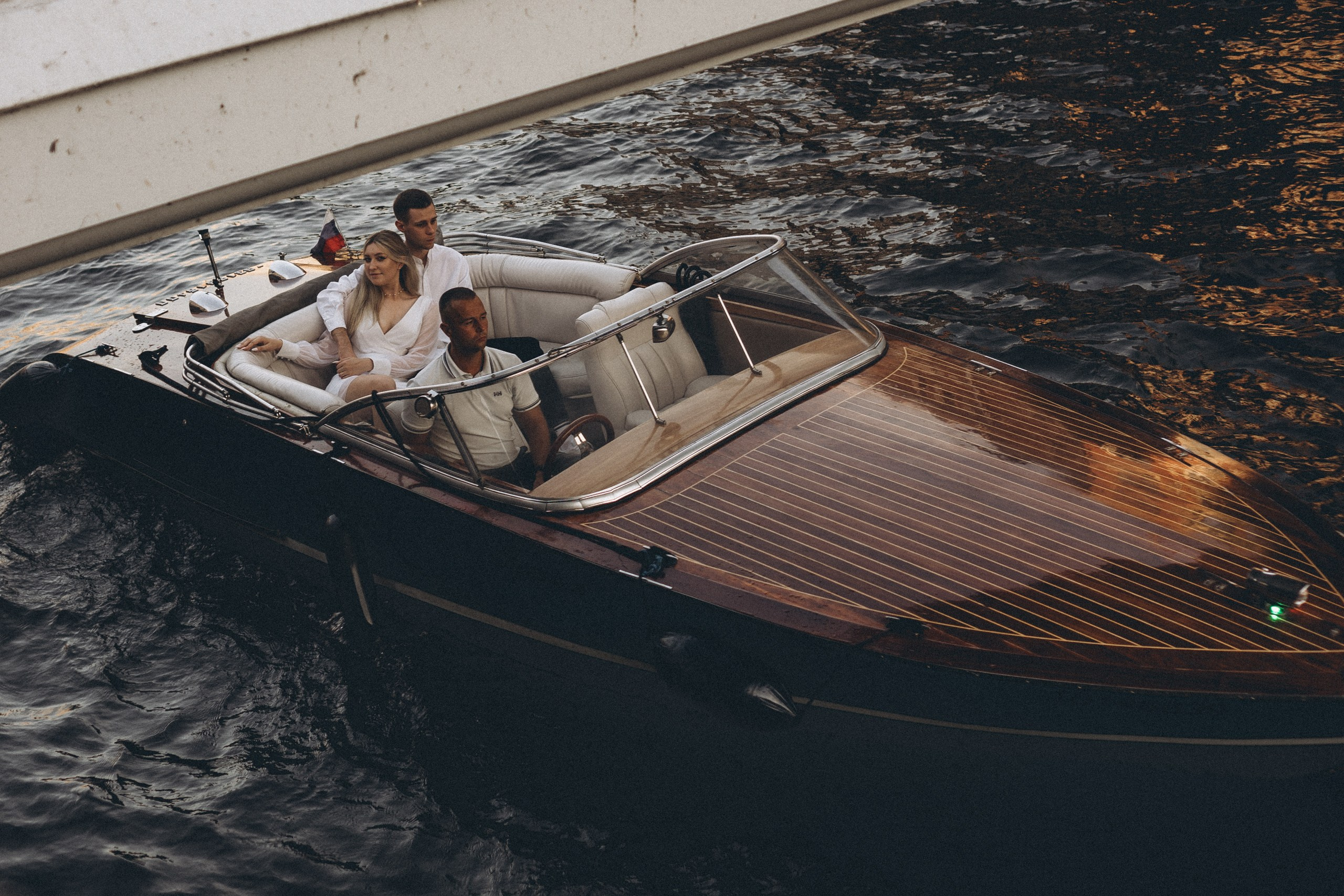 СВАДЕНБНАЯ СЬЕМКА НА КАТЕРЕ ПО КАНАЛАМ САНКТ-ПЕТЕРБУРГА И В АКВАТОРИИ НЕВЫ. Профессиональный фотограф, Санкт-Петербург — Виктория Богомолова