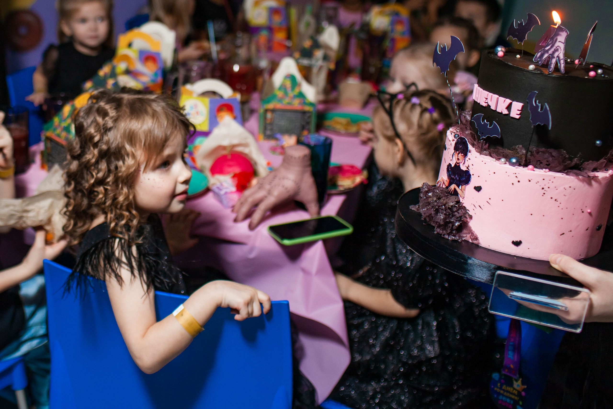 День Рождения Анечки в стиле Уэнсдей. Детский и семейный фотограф в Санкт-Петербурге Елизавета Сорокина