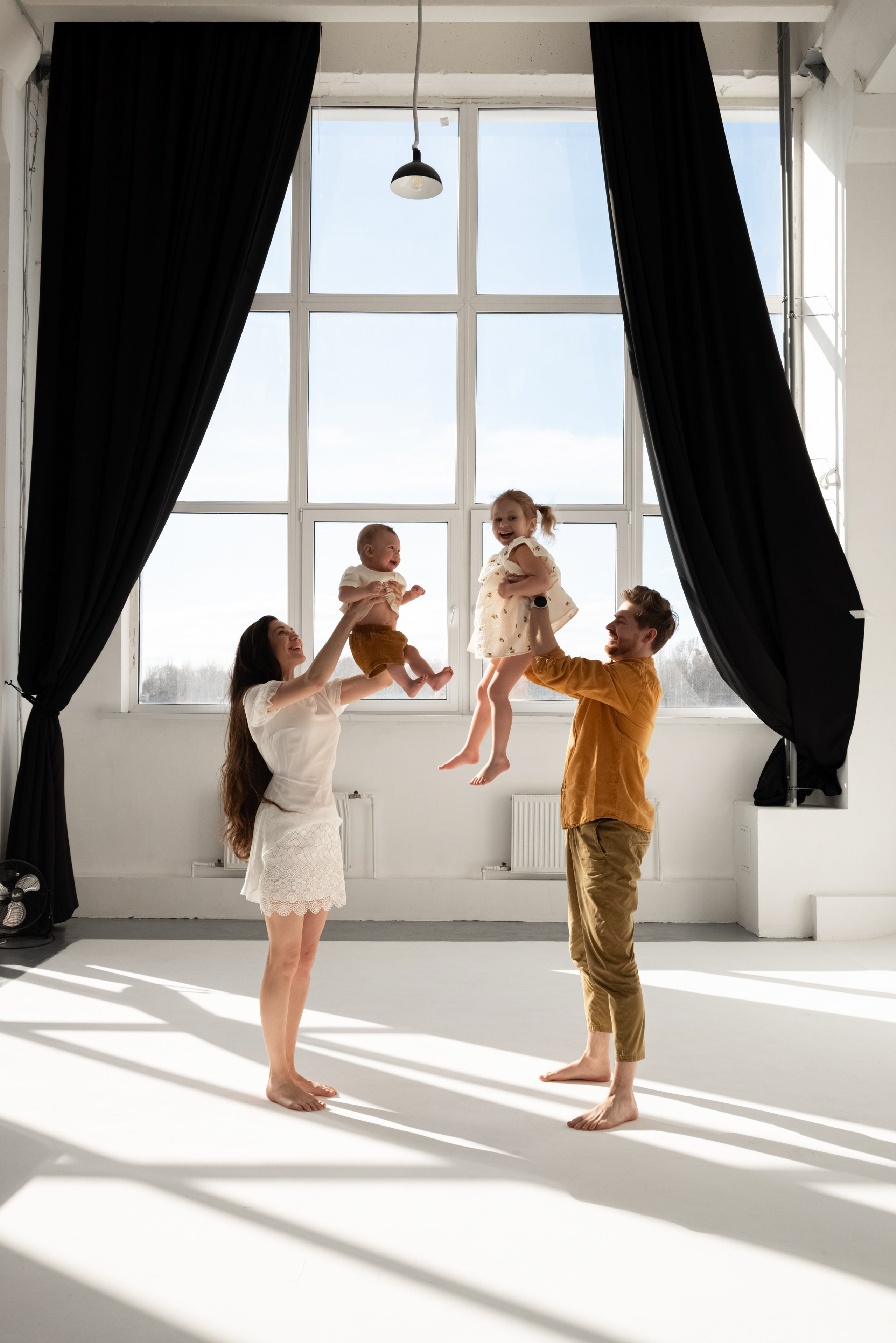 Сергеевы семейная студийная фотосессия. Профессиональный фотограф в Твери Иванова Юлия