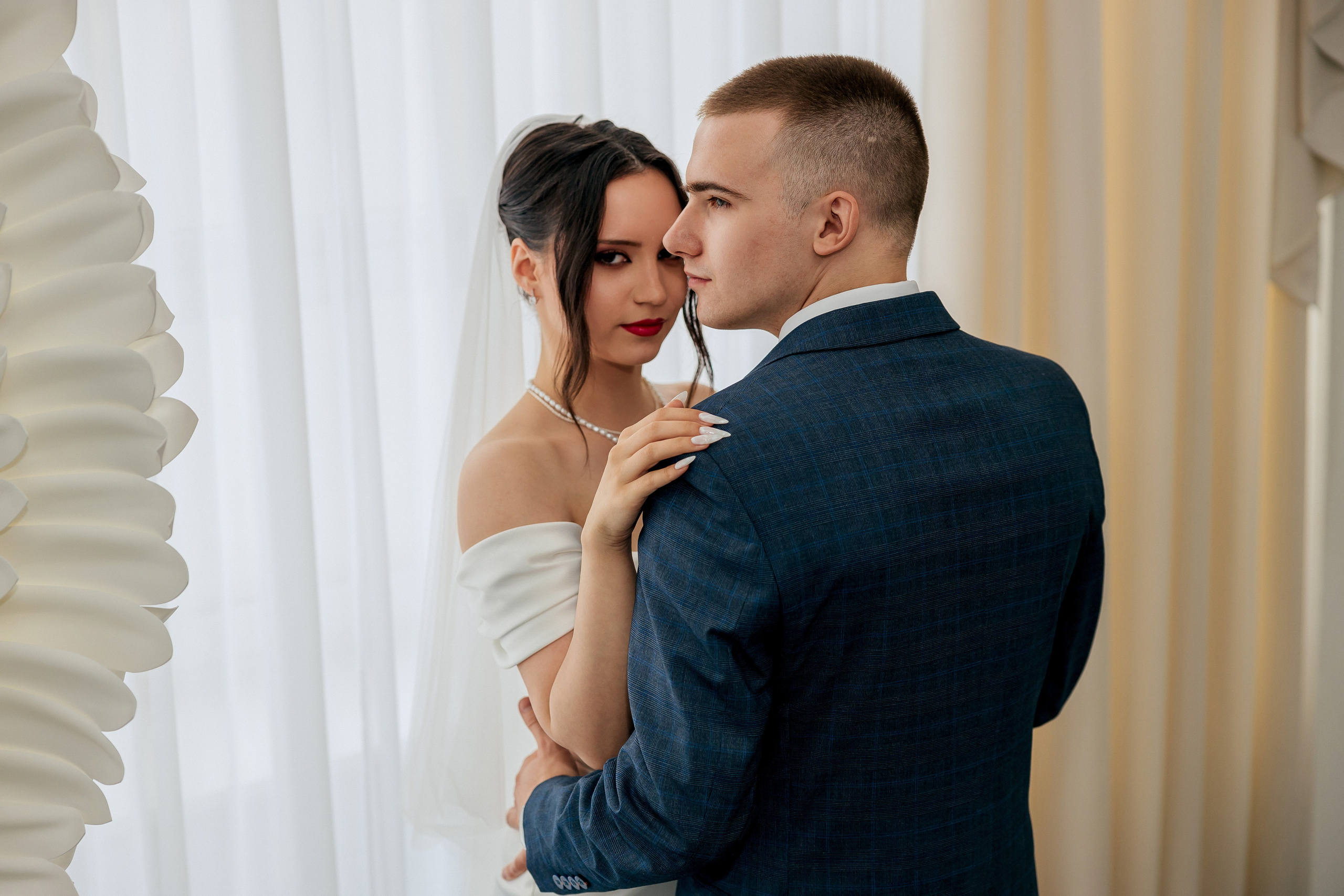 Белый лист. Александр Антонов. Профессиональный свадебный, репортажный фотограф в Москве, Подольске. Фото+Видео на любой праздник