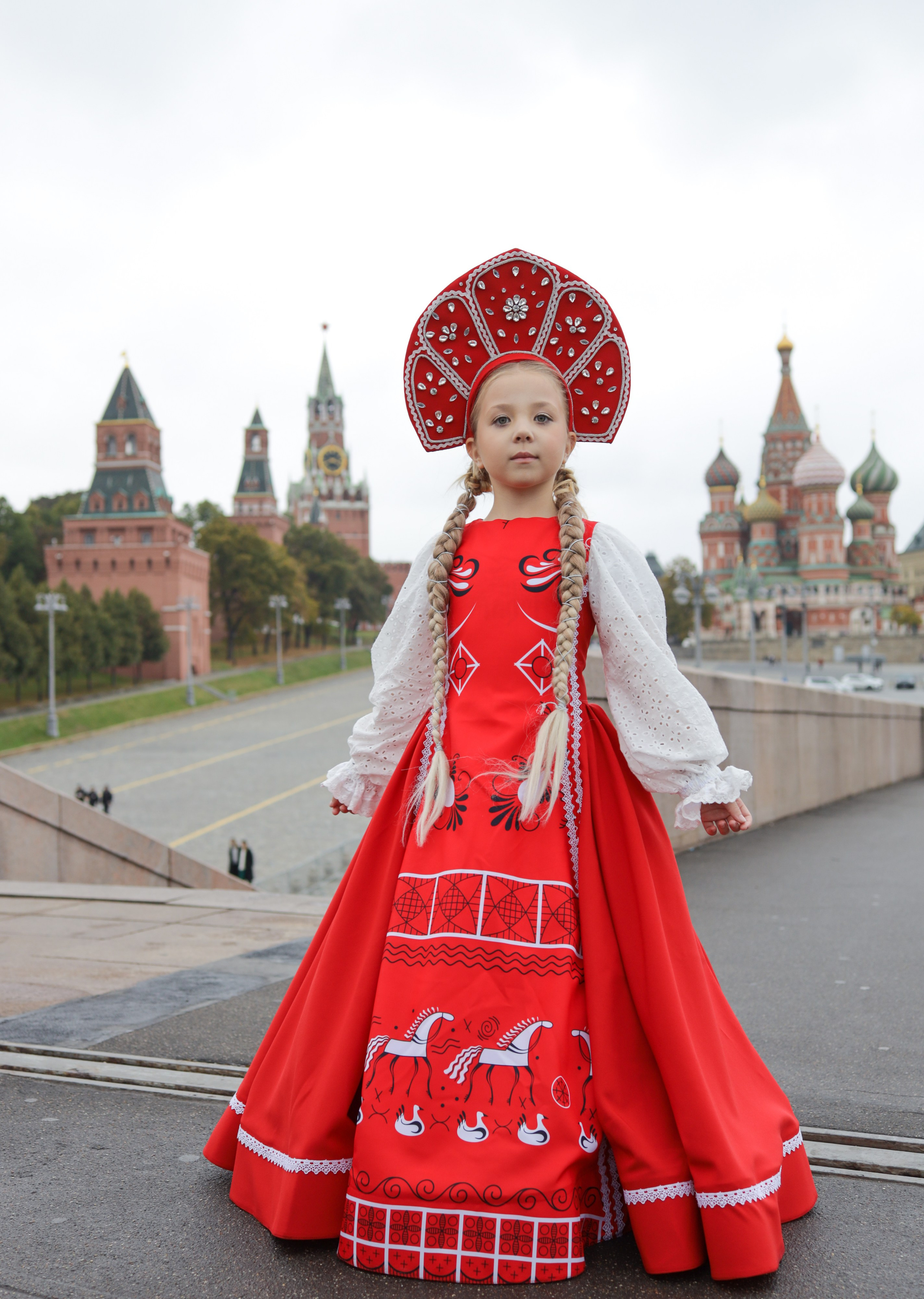 Платье с орнаментом мезенской росписи. Красное из комплекта платьев ТРИКОЛОР. Подойдёт на девочку ростом от 136 до 144 см. Стоимость аренды 3500р сутки. Аренда кокошника 1000 р. сутки. Выкуп платья 20000р.