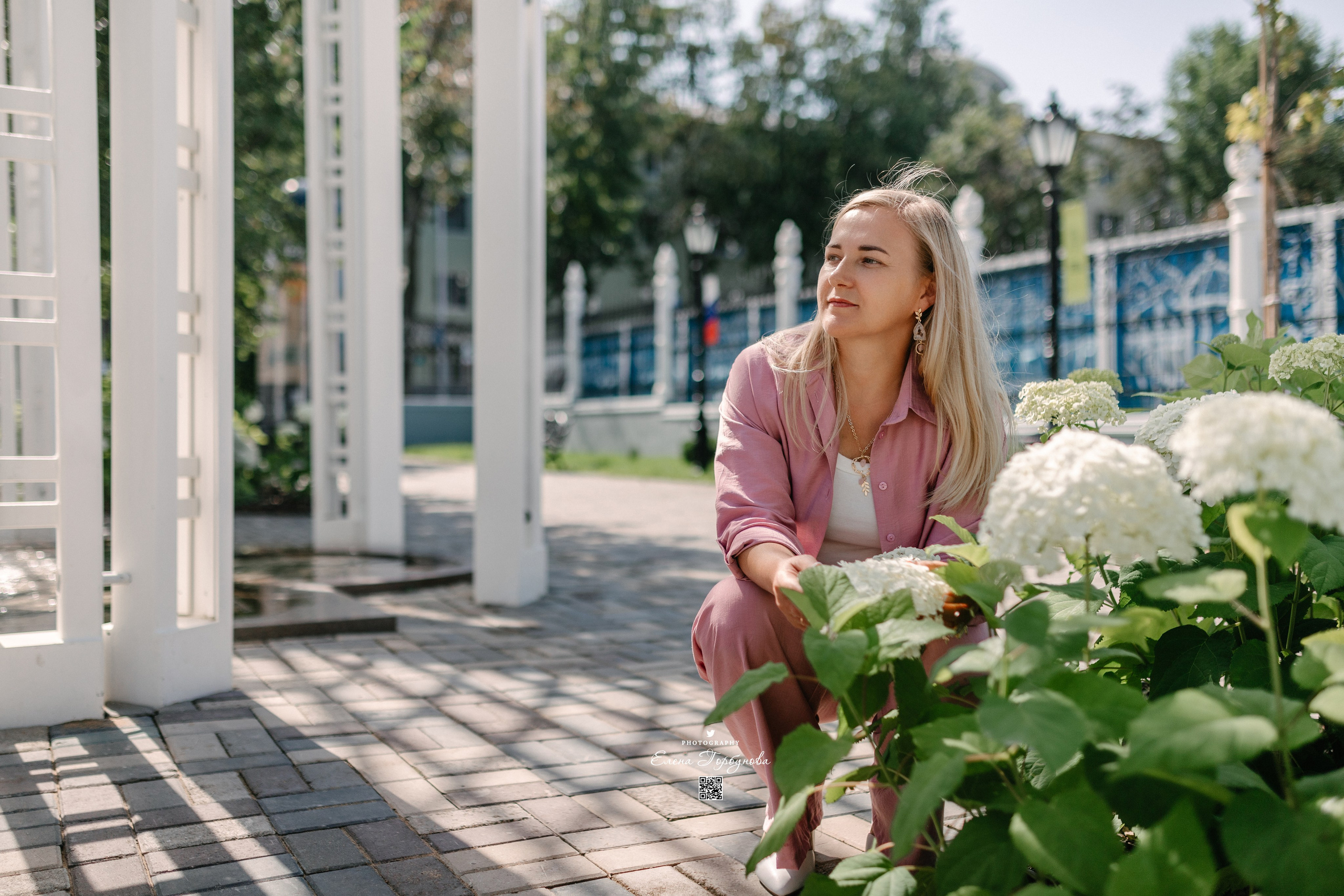 девушка, гортензия и рисунки на асфальте