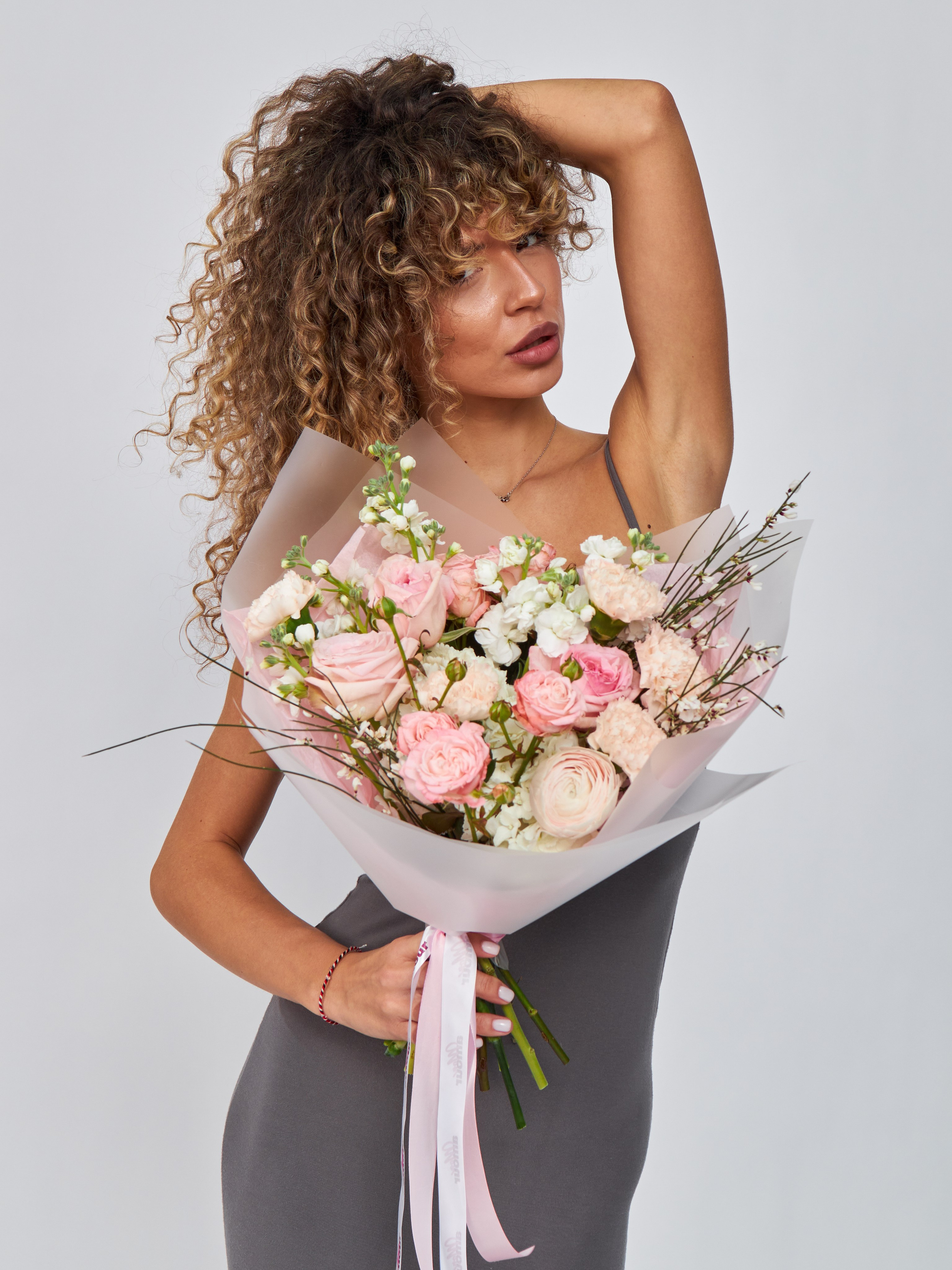 Ищете подрядчика для съемки каталога одежды в Москве с возможностью аренды реквизита и стилизованных зон? Предоставляем