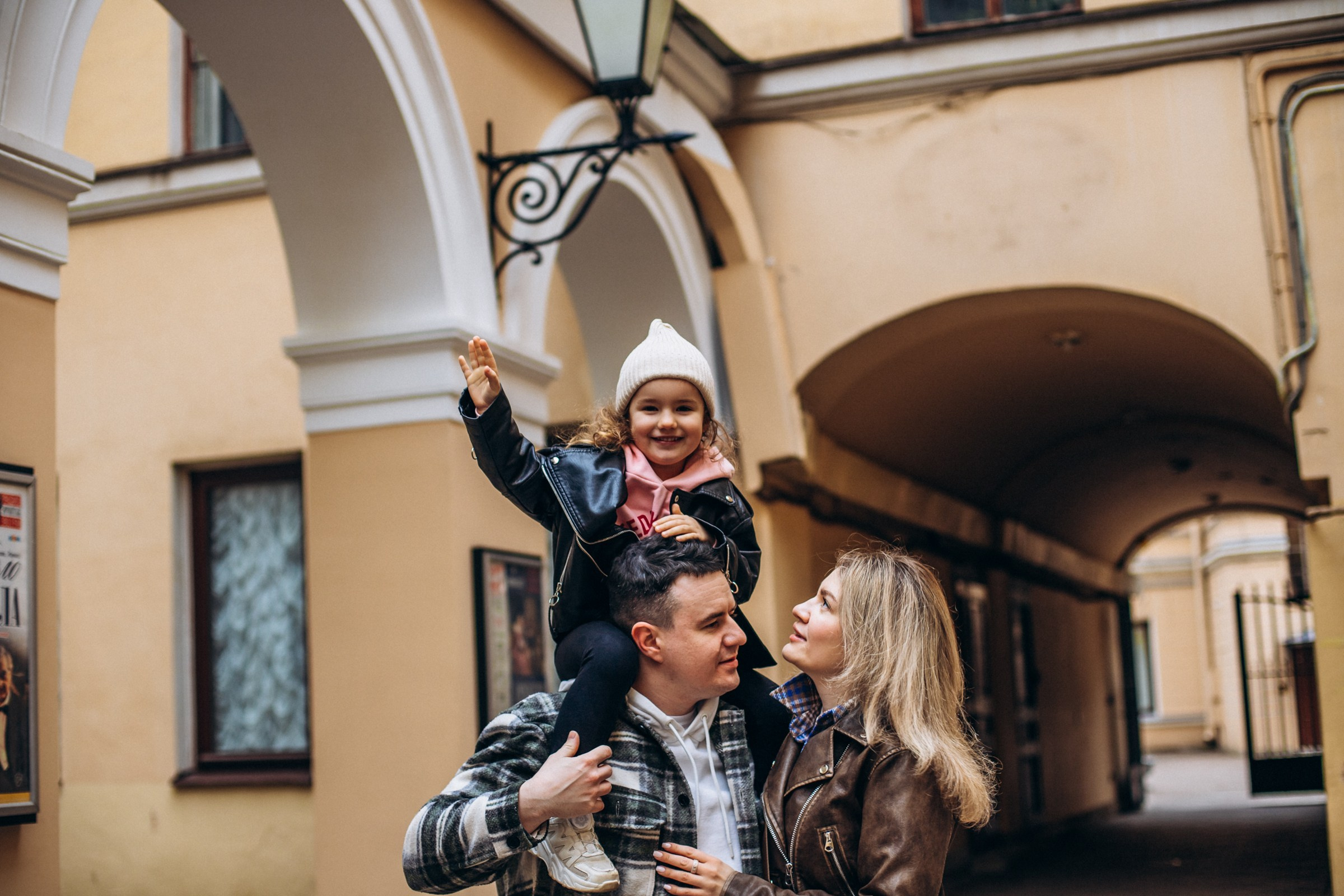 Юлия с семьей в апреле. Фотопрогулка в Петербурге. Индивидуальный и семейный фотограф в Санкт-Петербурге