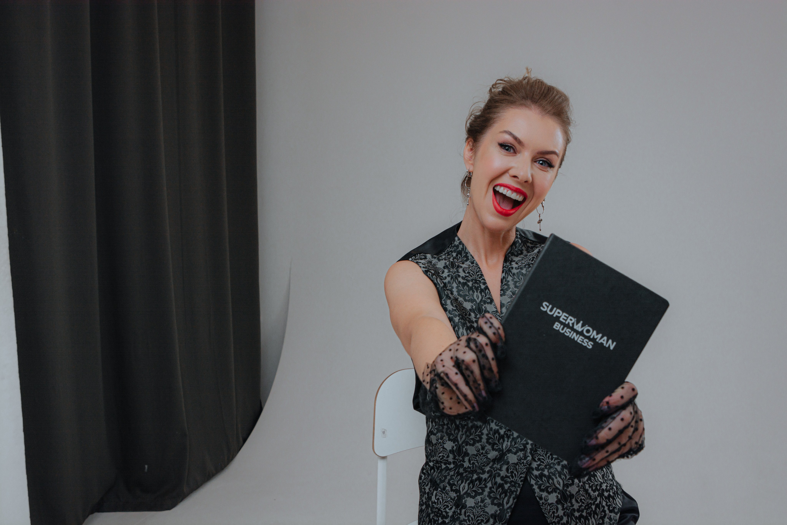 Фотосессия Superwoman Натальи и Светланы для афишы. Портретный фотограф в Санкт-Петербурге Дмитриева Наталия