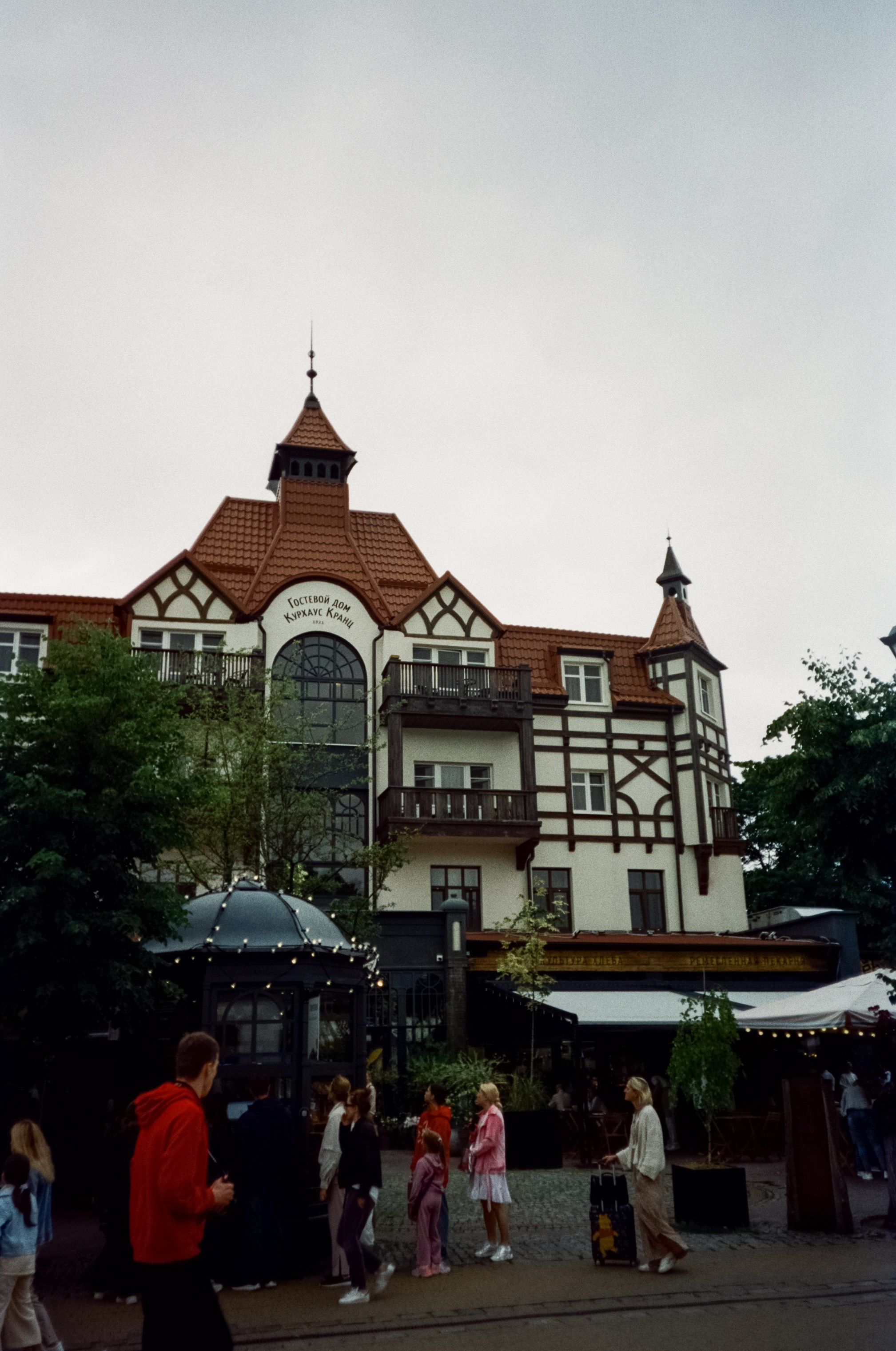 Курортный проспект и коты Зеленоградска, маяк и Safe Coffee. Фотограф-документалист Мария Осокина