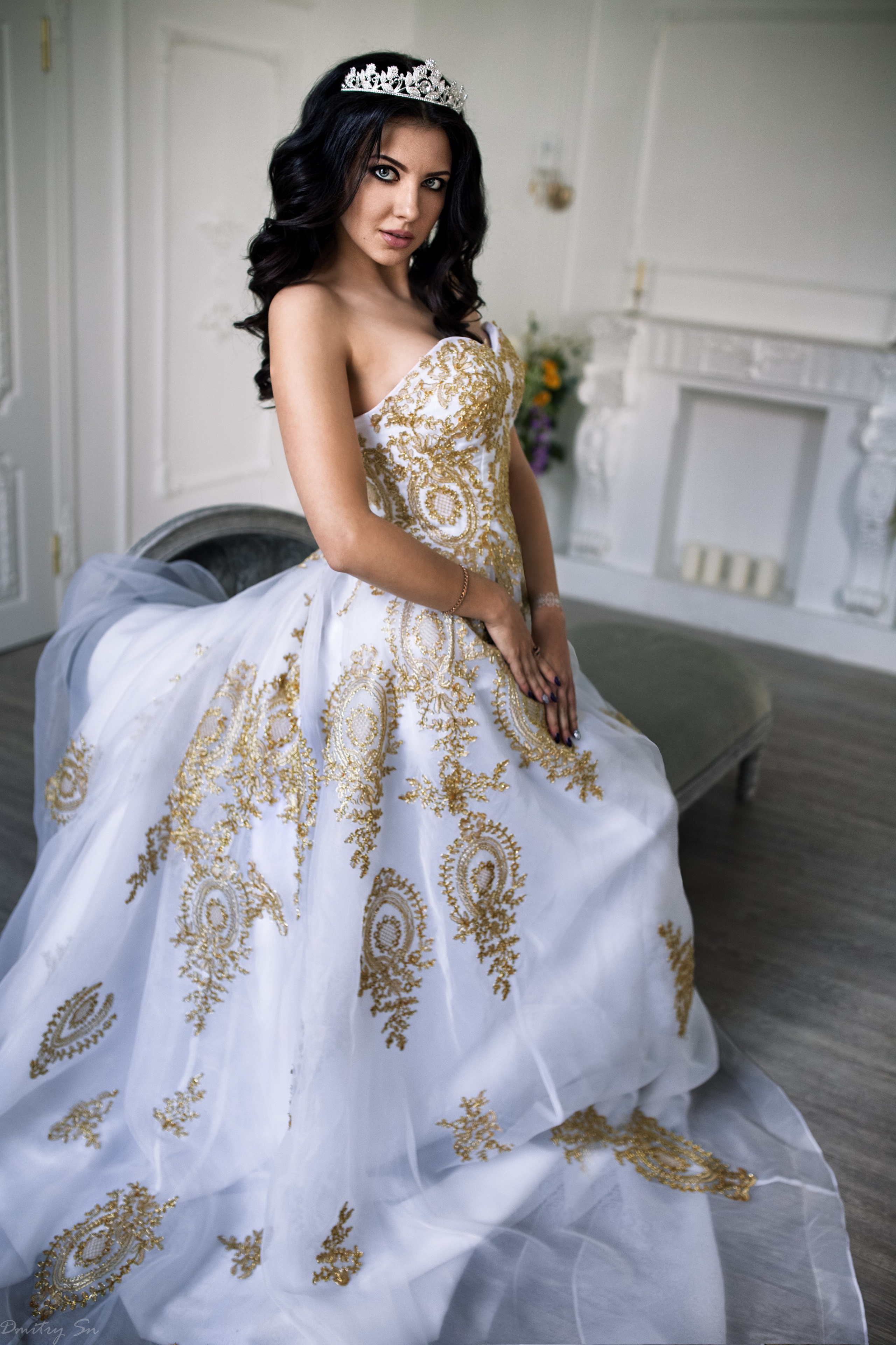 Съемка в студии с интерьером с Кристиной в белом пышном платье в формате для «себя»