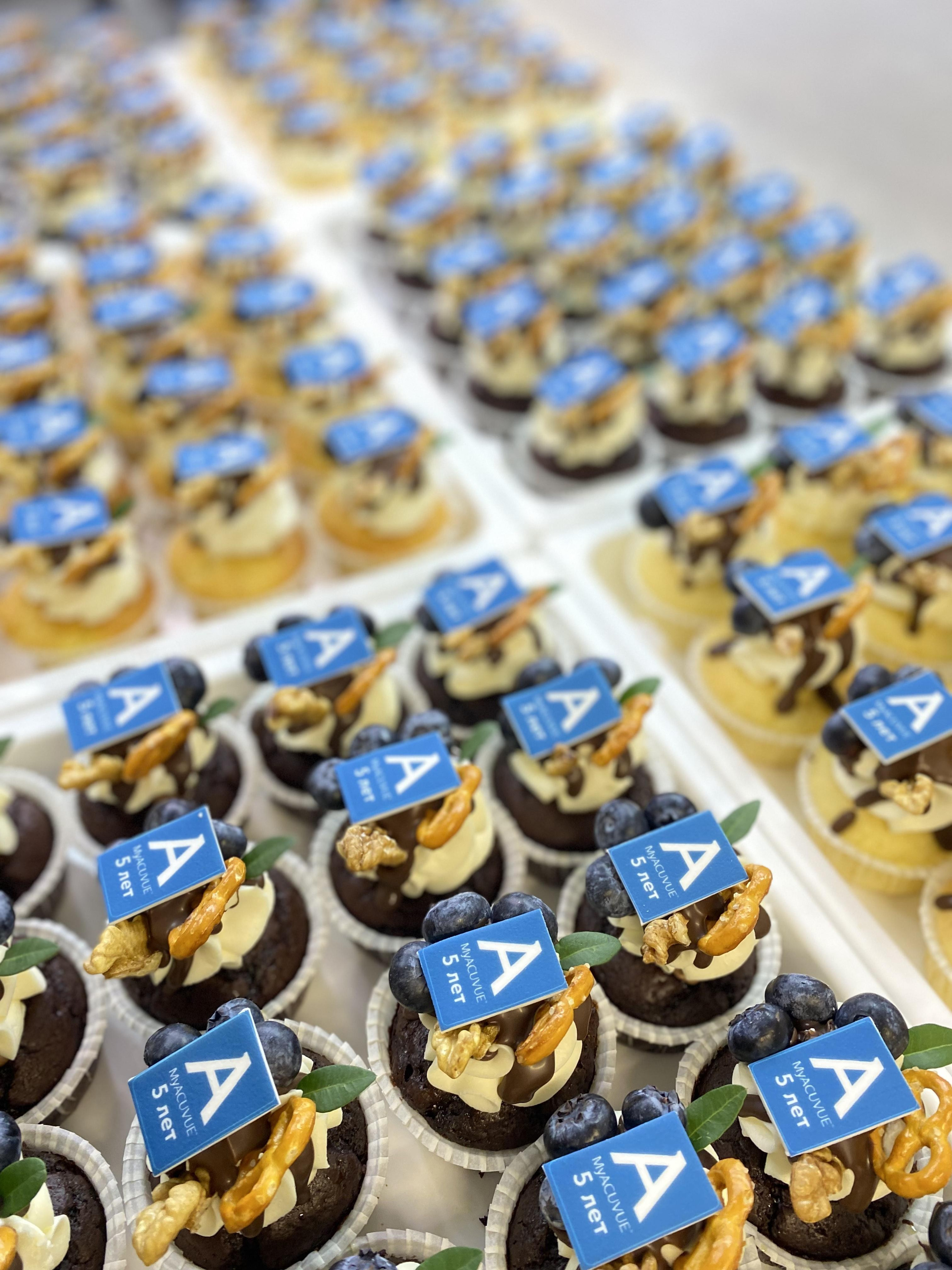 Капкейки фуршетные с логотипом. Katyasugarsugar капкейки, зефир, торты Москва