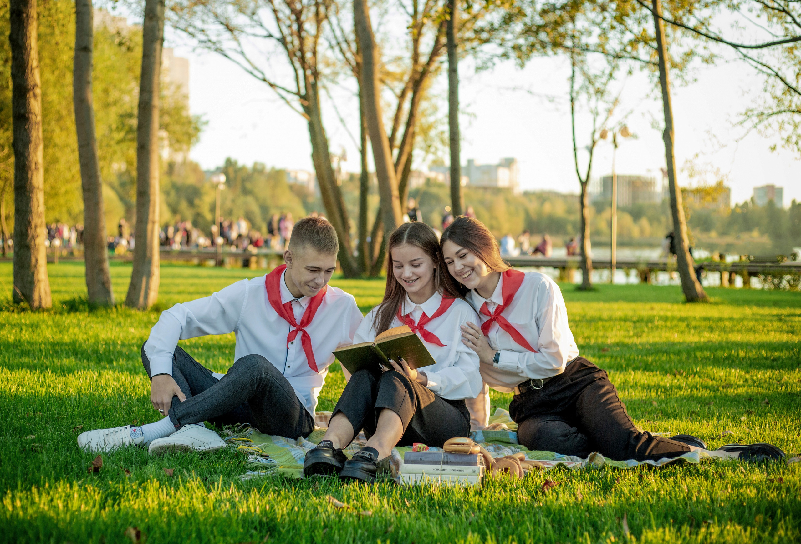 Пионеры в парке Дельфин — 11 класс школа 34. Выпускные альбомы Воронеж от Веры Соколовой