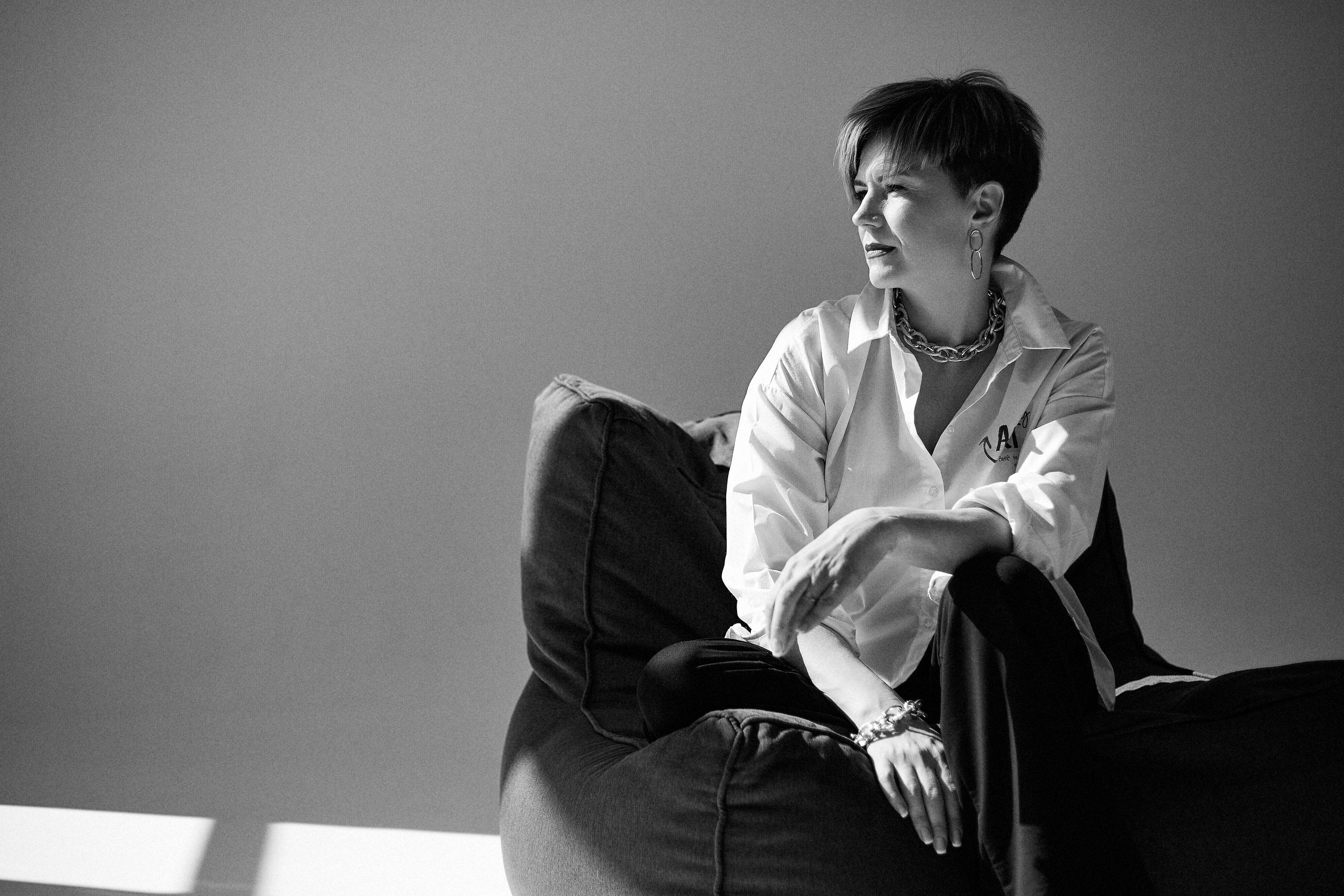 Бизнес-портрет в студии (Пенза) — профессиональная фотосессия для личного бренда и резюме. Деловой портрет в Пензе — фотосъемка для LinkedIn, сайта компании и соцсетей. Профессиональный бизнес-портрет в Пензе — фотосессия в деловом стиле с ретушью. Корпоративный портрет в Пензе — студийная съемка для предпринимателей и компаний. Фото для резюме и делового профиля (Пенза) — строгий стиль, естественный свет, профессиональная обработка.