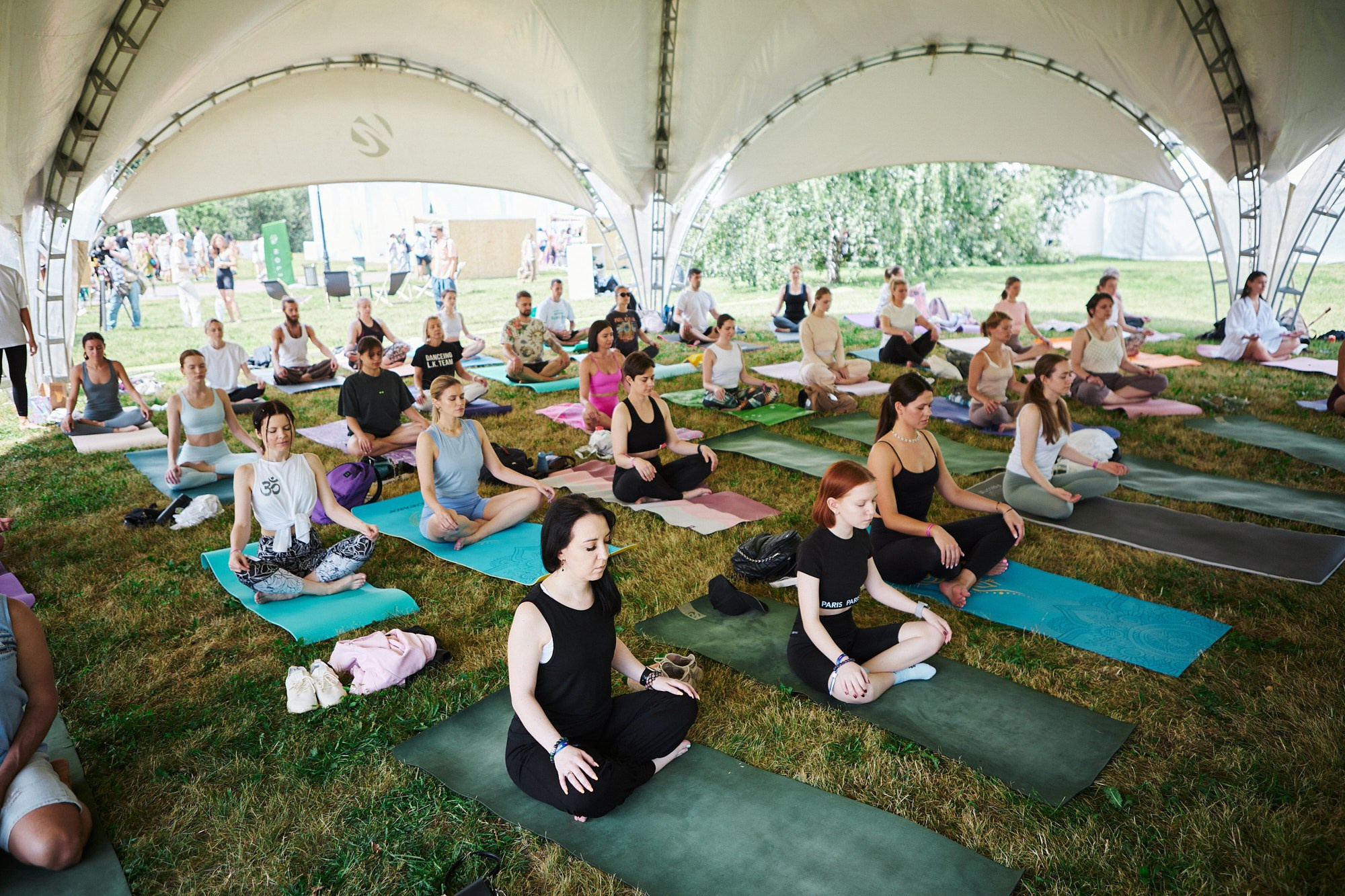 HOLI Yoga — репортажная съёмка фестиваля йоги в Москве. Репортажный фотограф в Москве — Дмитрий Тарасов | Съёмка мероприятий, концертов, корпоративов