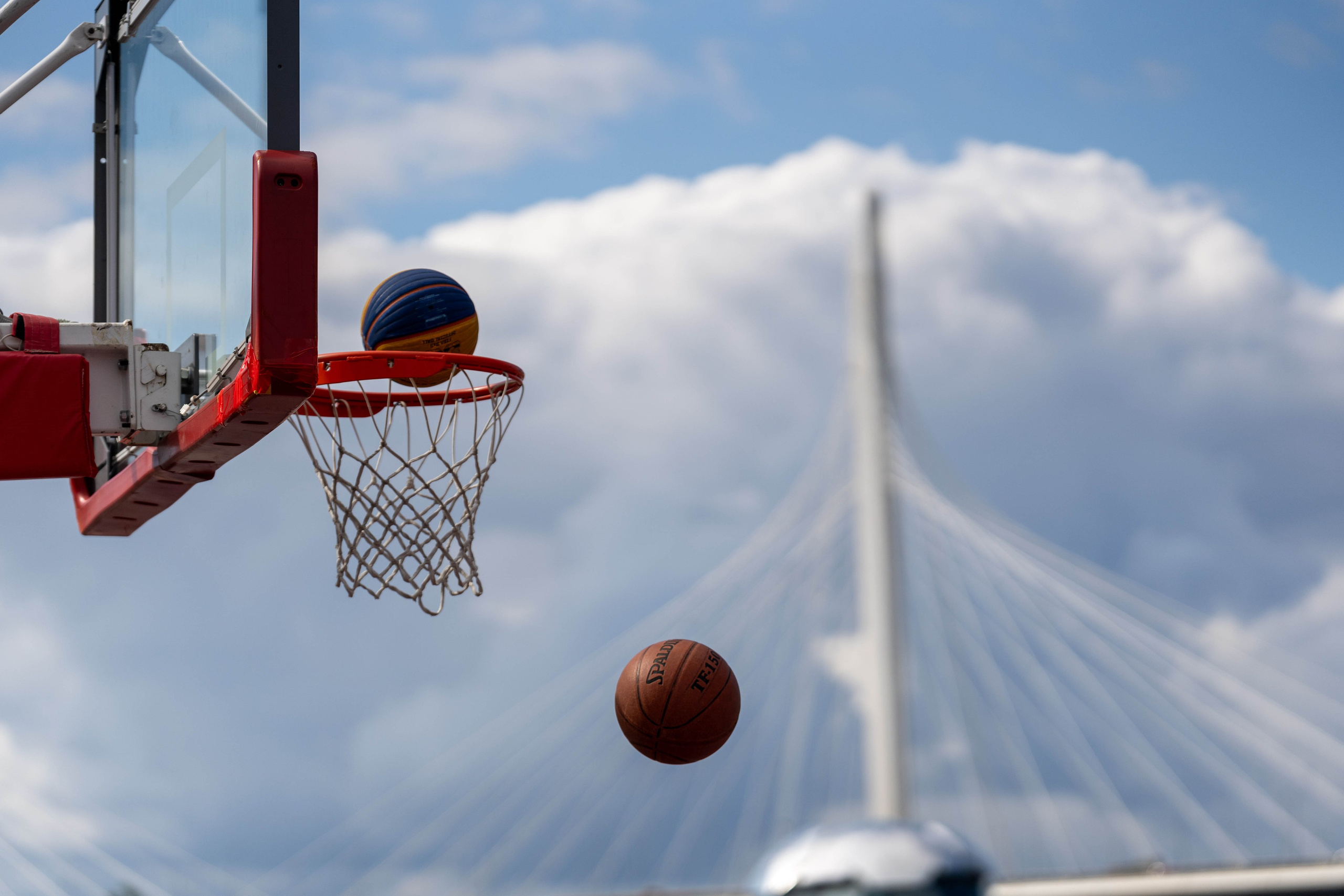 Мяч влетает в корзину на уличном матче 3×3 в Санкт-Петербурге