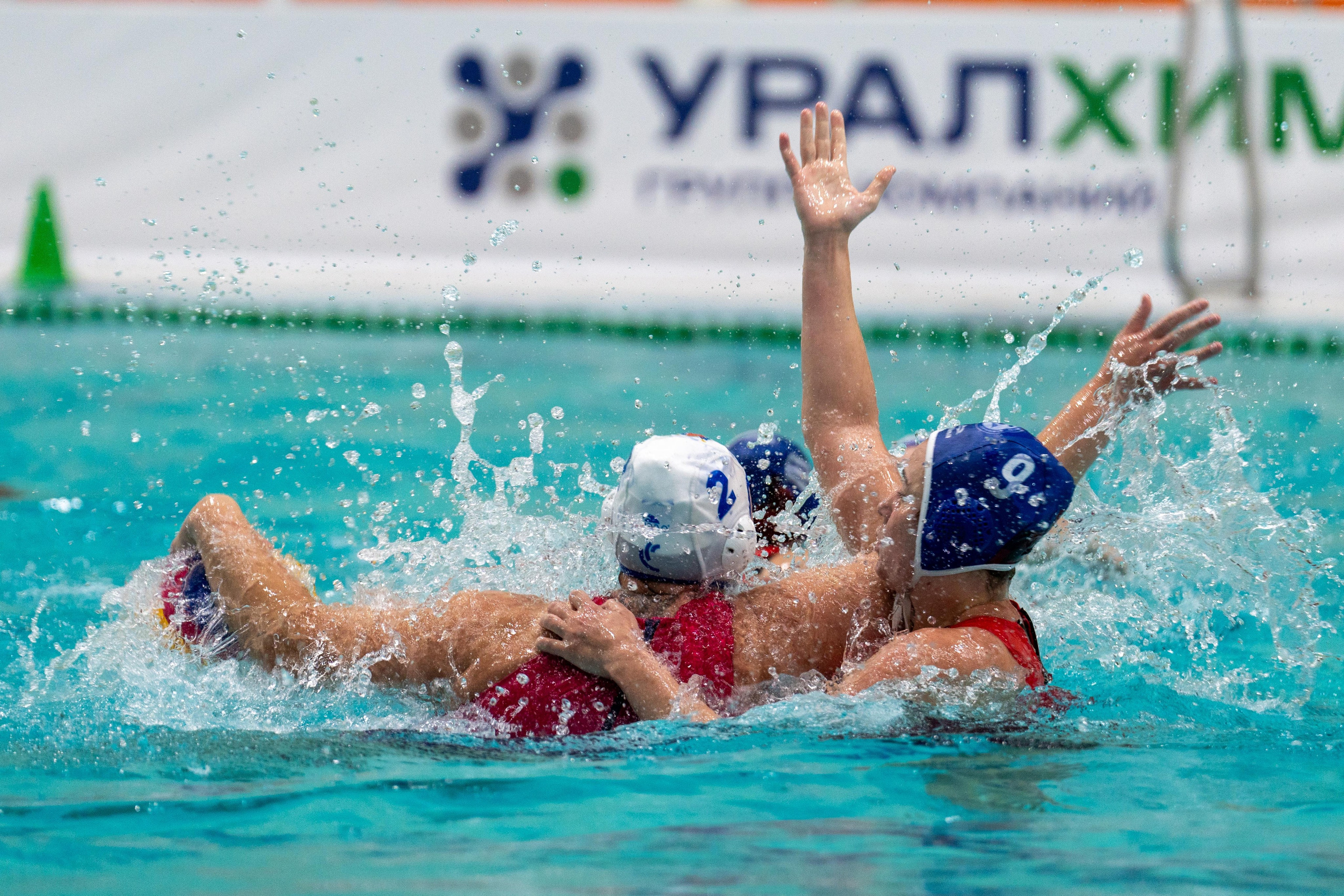 Сцена матча женского водного поло «Диана» — «Спартак-Волгоград» в репортажной съемке спортивного фотографа Санкт-Петербурга